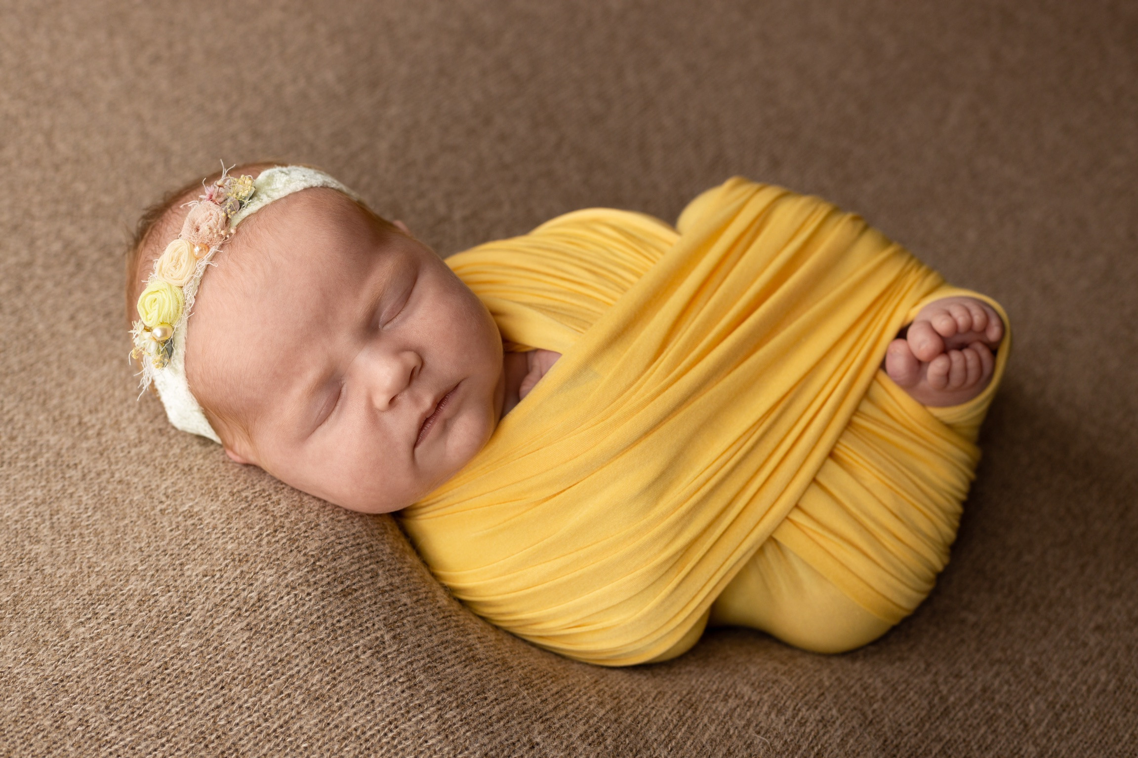 месячный ребенок в коконе восьмерка и веночке