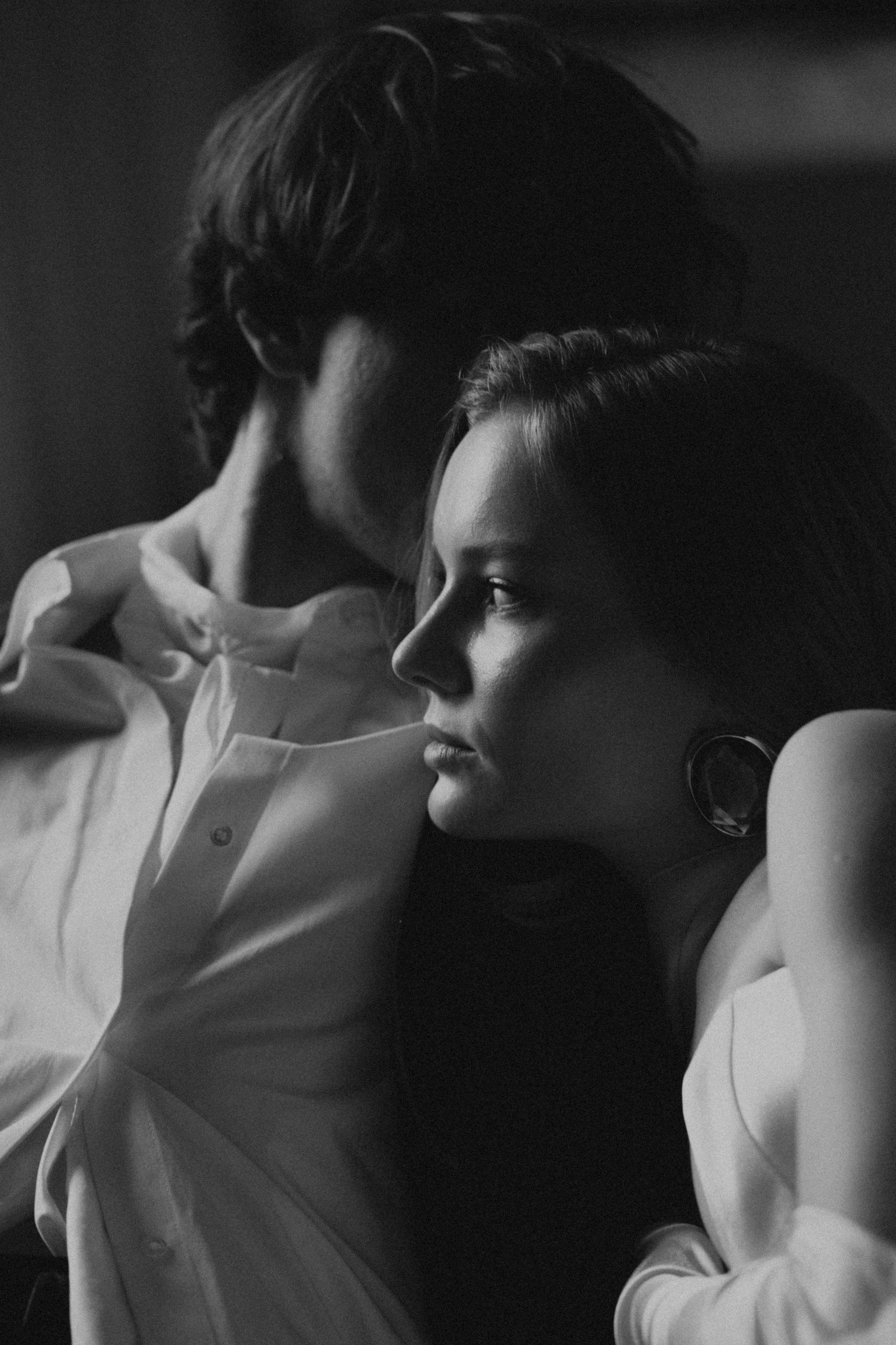 Свадебный фотограф Анапа — элегантная студийная фотосессия жениха и невесты.