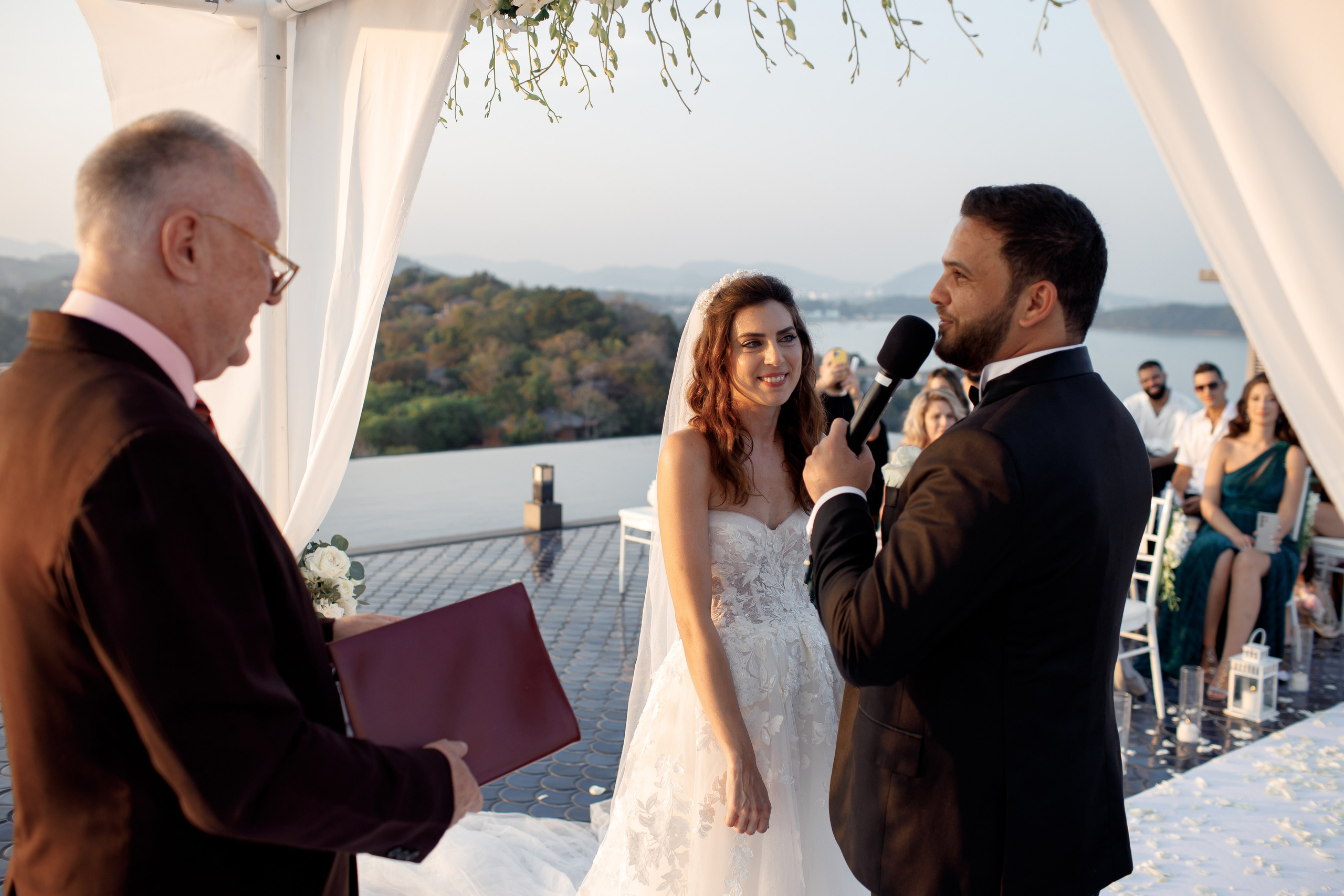 Свадьба с гостями на Пхукете. Фотограф на Пхукете в Таиланде