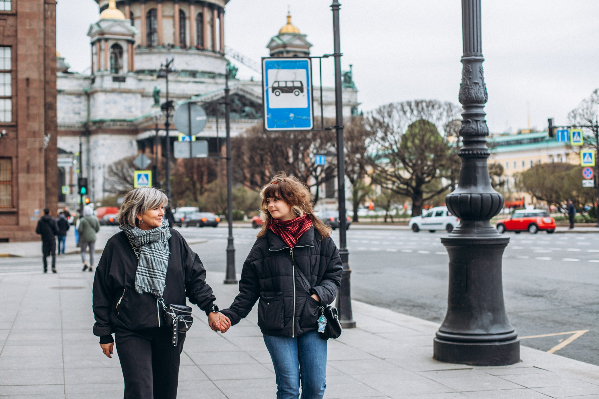 Ольга и Варвара в мае. Фотопрогулка в Петербурге. Индивидуальный и семейный фотограф в Санкт-Петербурге
