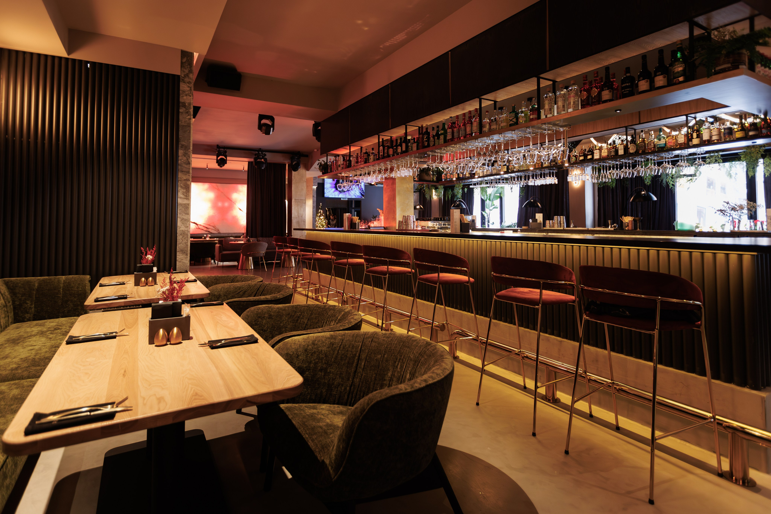 Фотограф для интерьерной съемки ресторана. Контент для бизнеса в Екатеринбурге Полдень Медиа