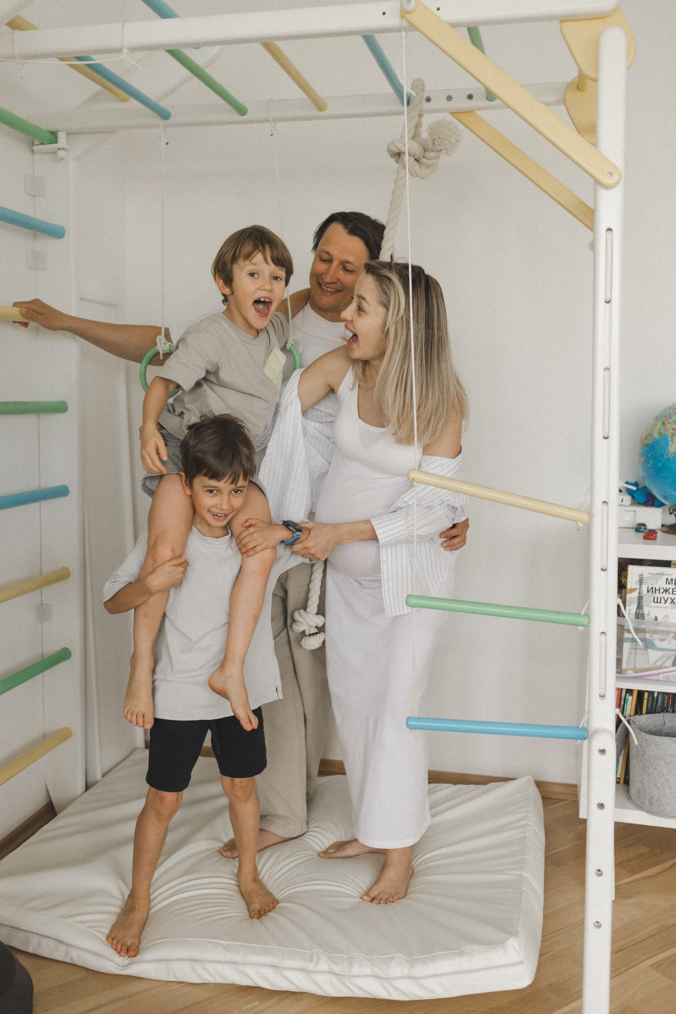 Катя, Паша, Валера и Родион ждут братика. Семейный фотограф в Москве