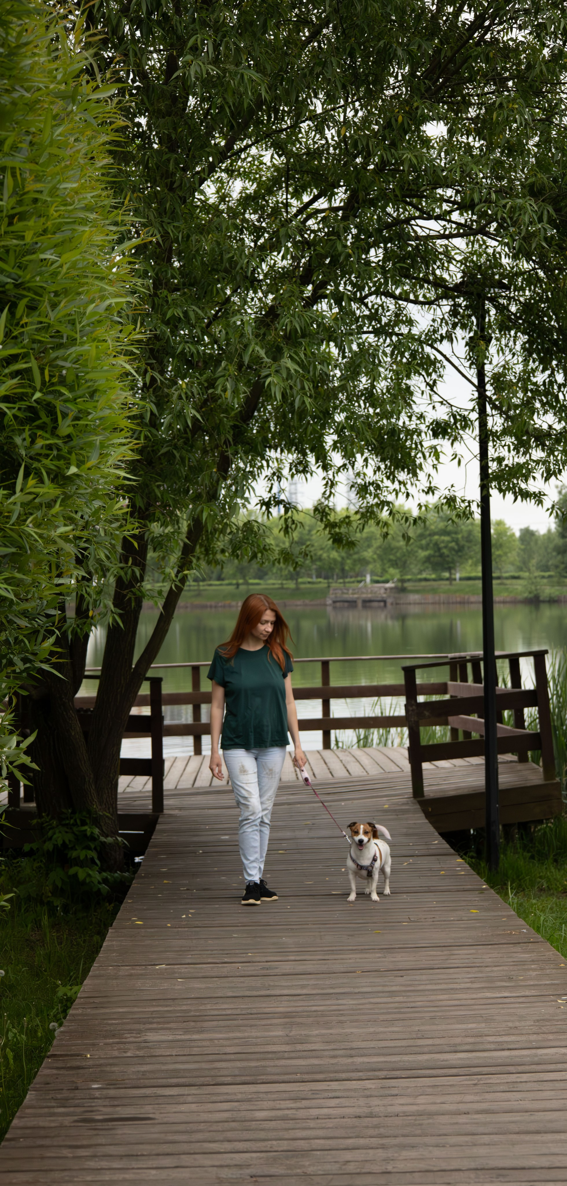 Моя маленькая спутница: Банни и Настя в Южнобутовском парке. Фотограф-анималист в Москве Екатерина Тихонова