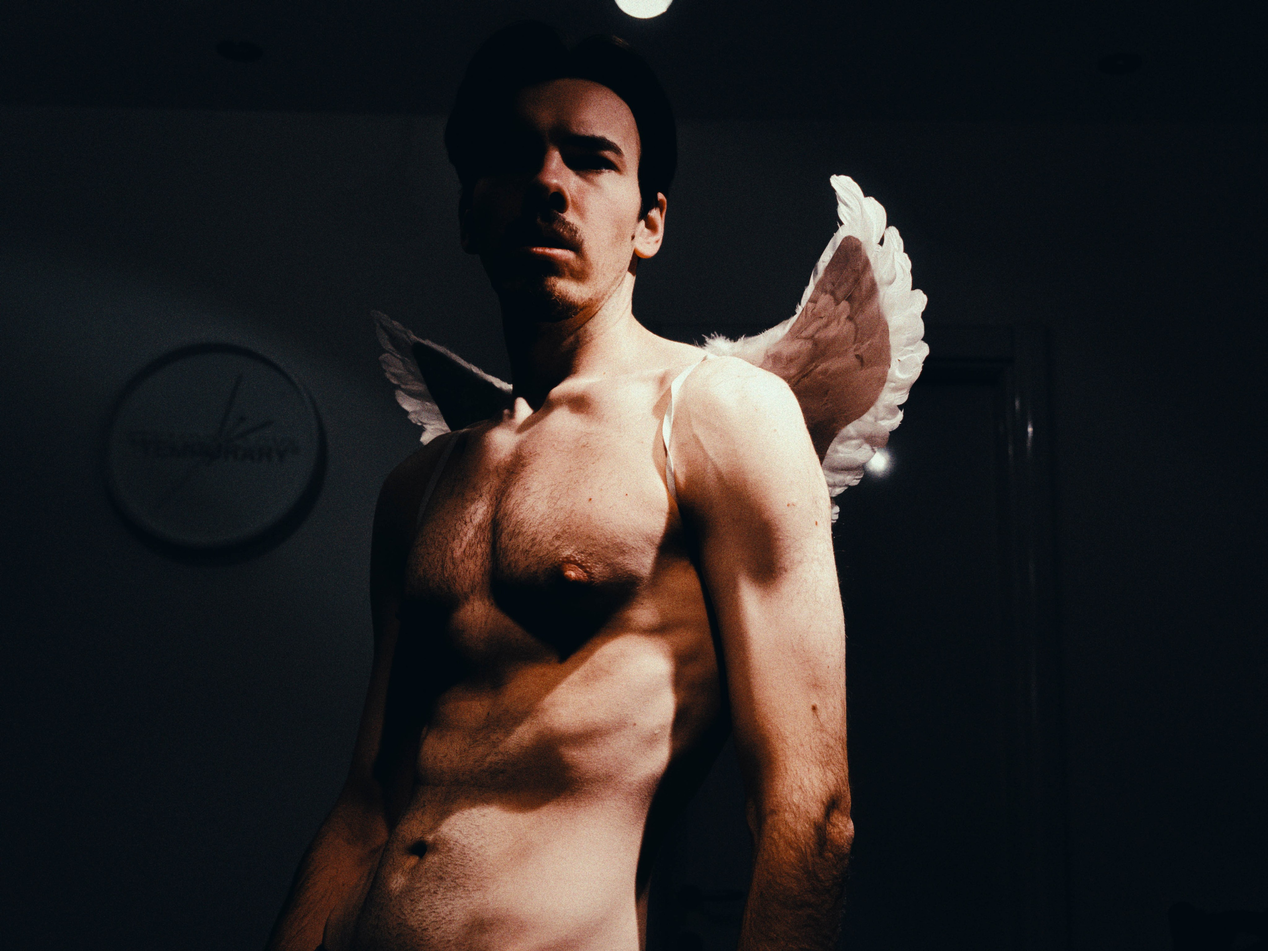 Портрет купидона на темном фоне. Портретный и репортажный фотограф в Санкт-Петербурге Смоляков Максим