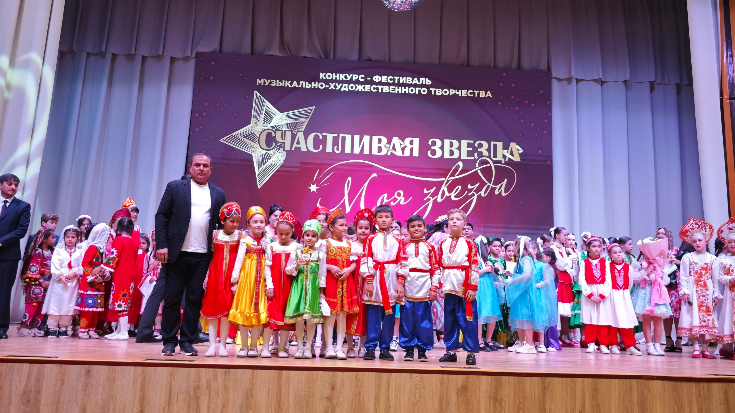 1 ноября 2025 г, г. Бохтар, Таджикистан. Золотое яблочко