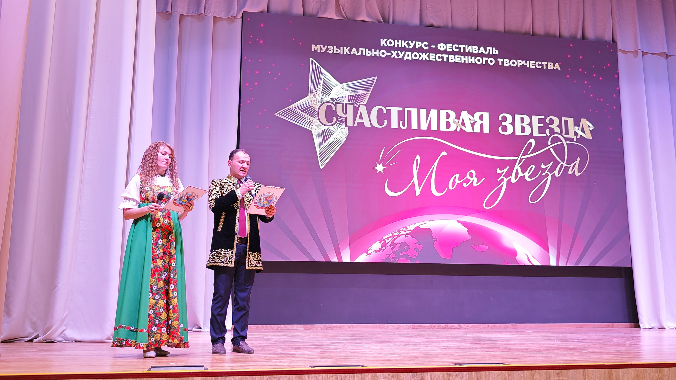 1 ноября 2025 г, г. Бохтар, Таджикистан. Золотое яблочко