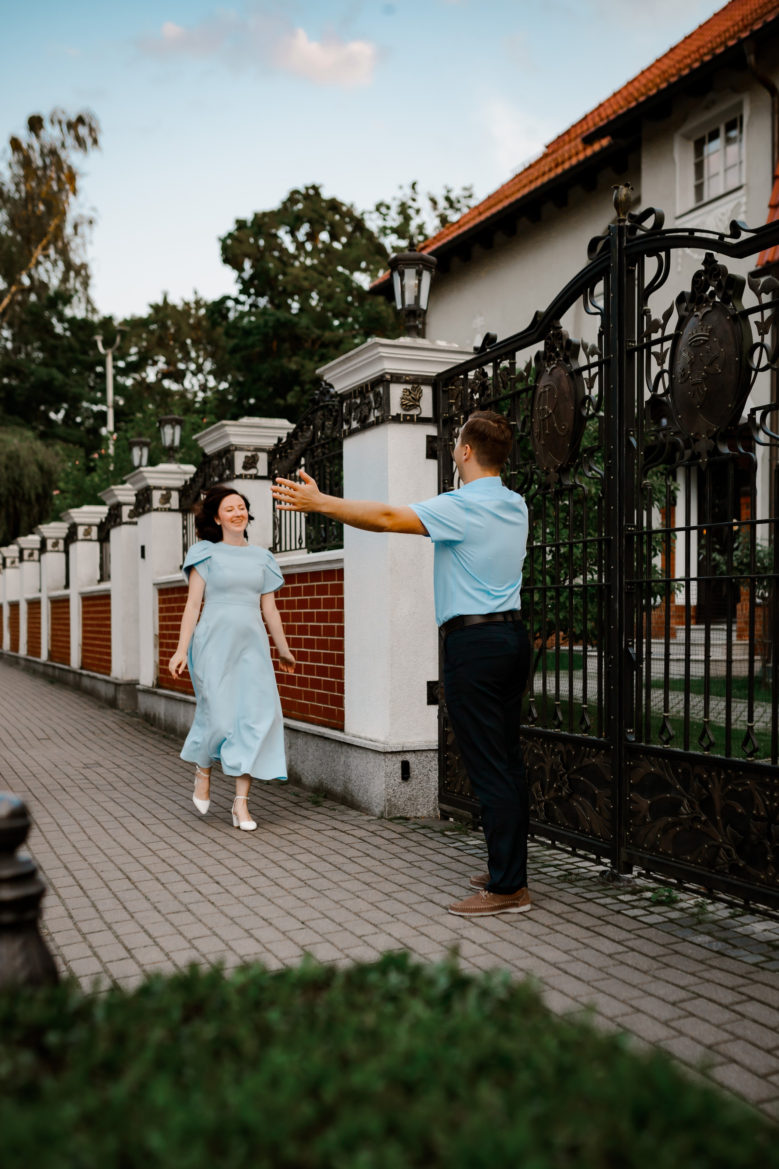 Егор и Даша в районе Амалиенау в Калининграде. Фотограф Куянова Алина, семейные и свадебные фотосессии в Калининграде