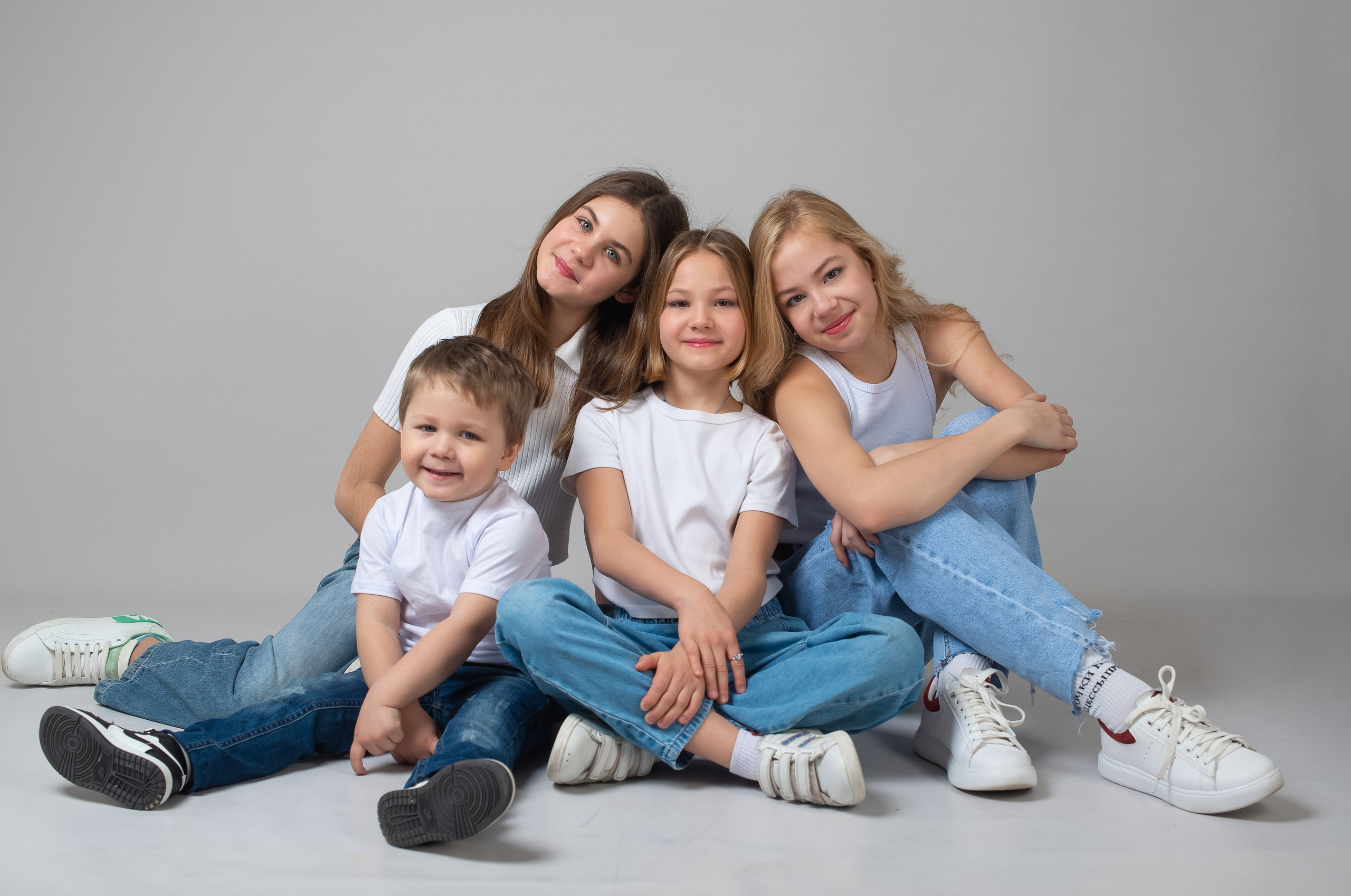 ДОЧКИ, ВНУЧКИ, БАБУШКА. Фотограф Юлия Антушева