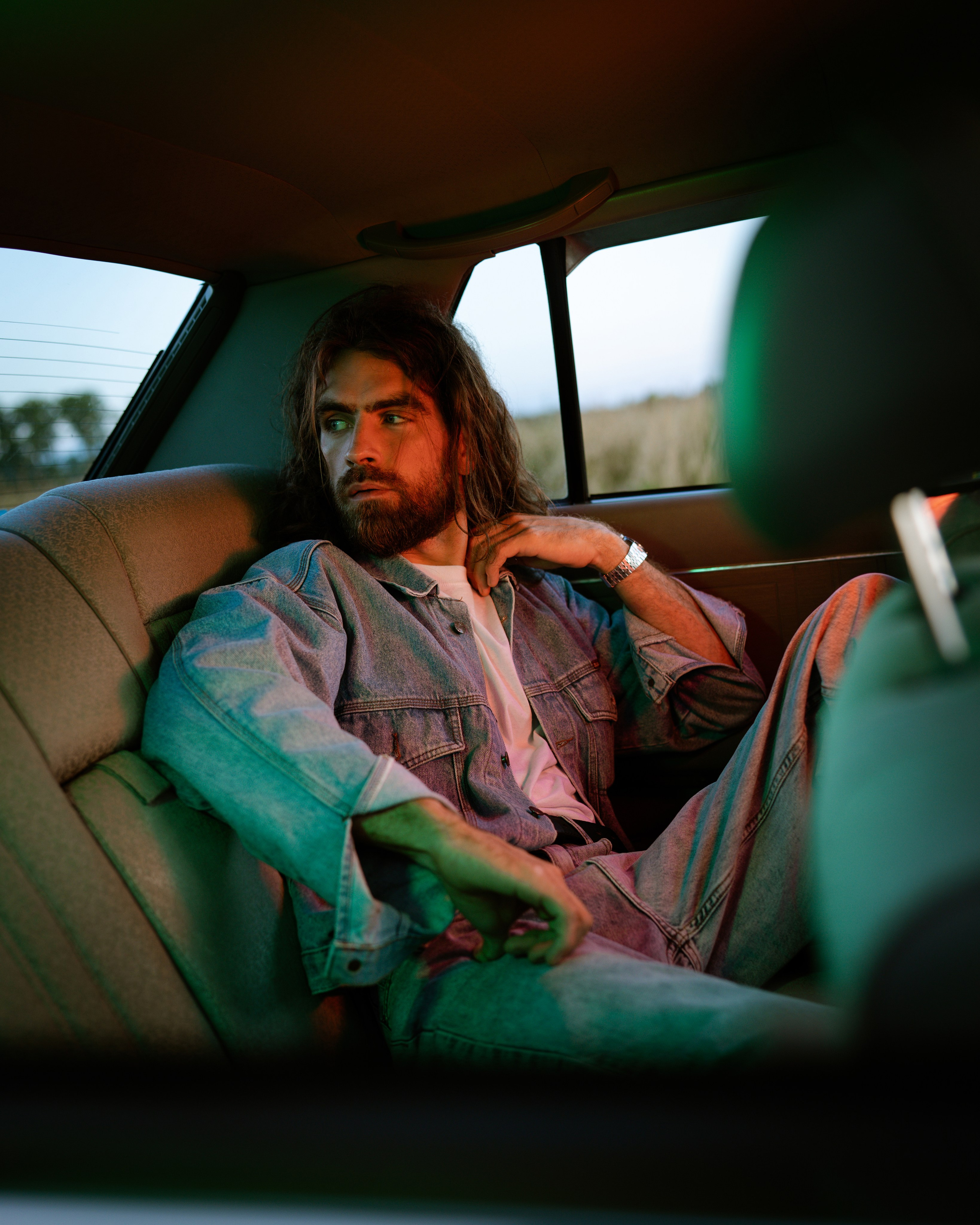 Фотосессия парня с автомобилем. Портретный фотограф Санкт-Петербург Арнольд