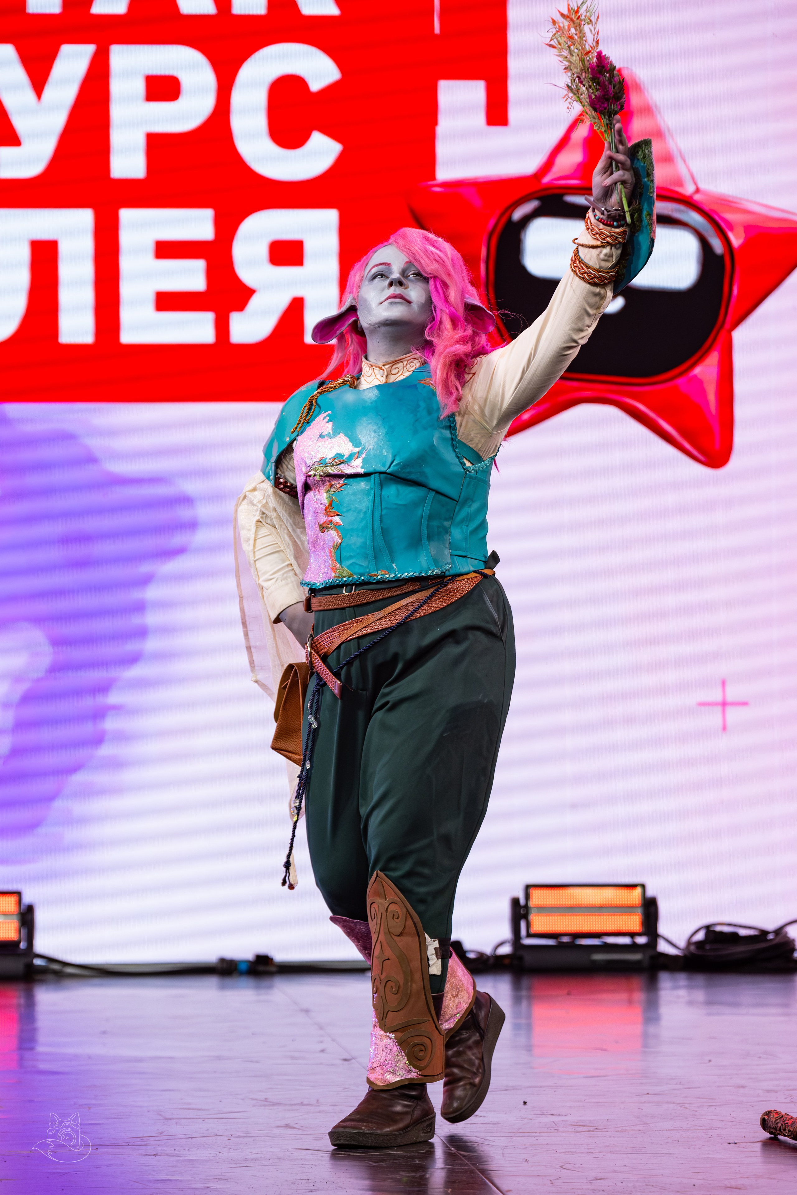 Сцена РЭД ЭКСПО 2024. Косплей фотограф