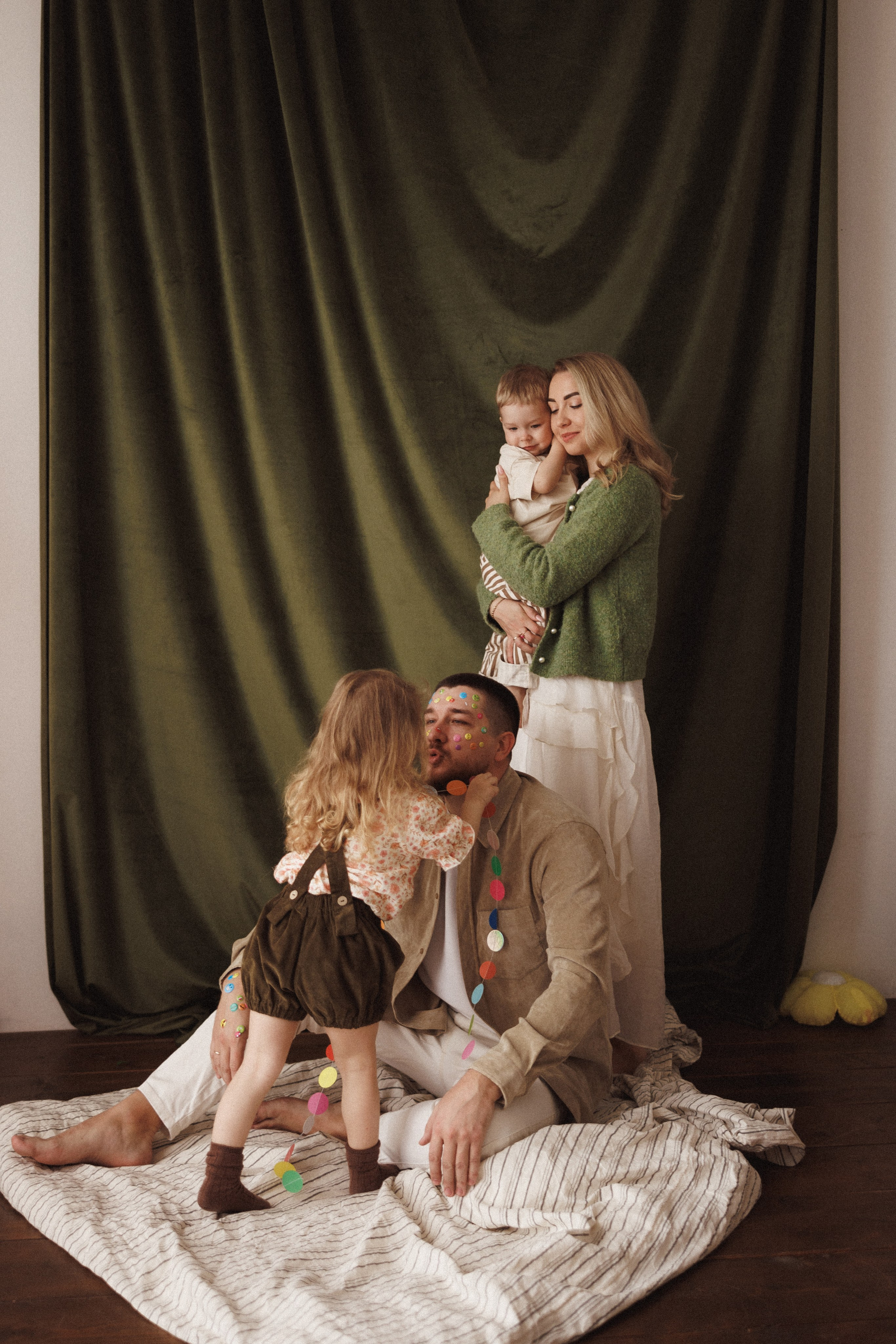 Семейная фотосессия в фотостудии «Mestone», город Краснодар. Семейный и детский фотограф в Краснодаре Анна Трашкова