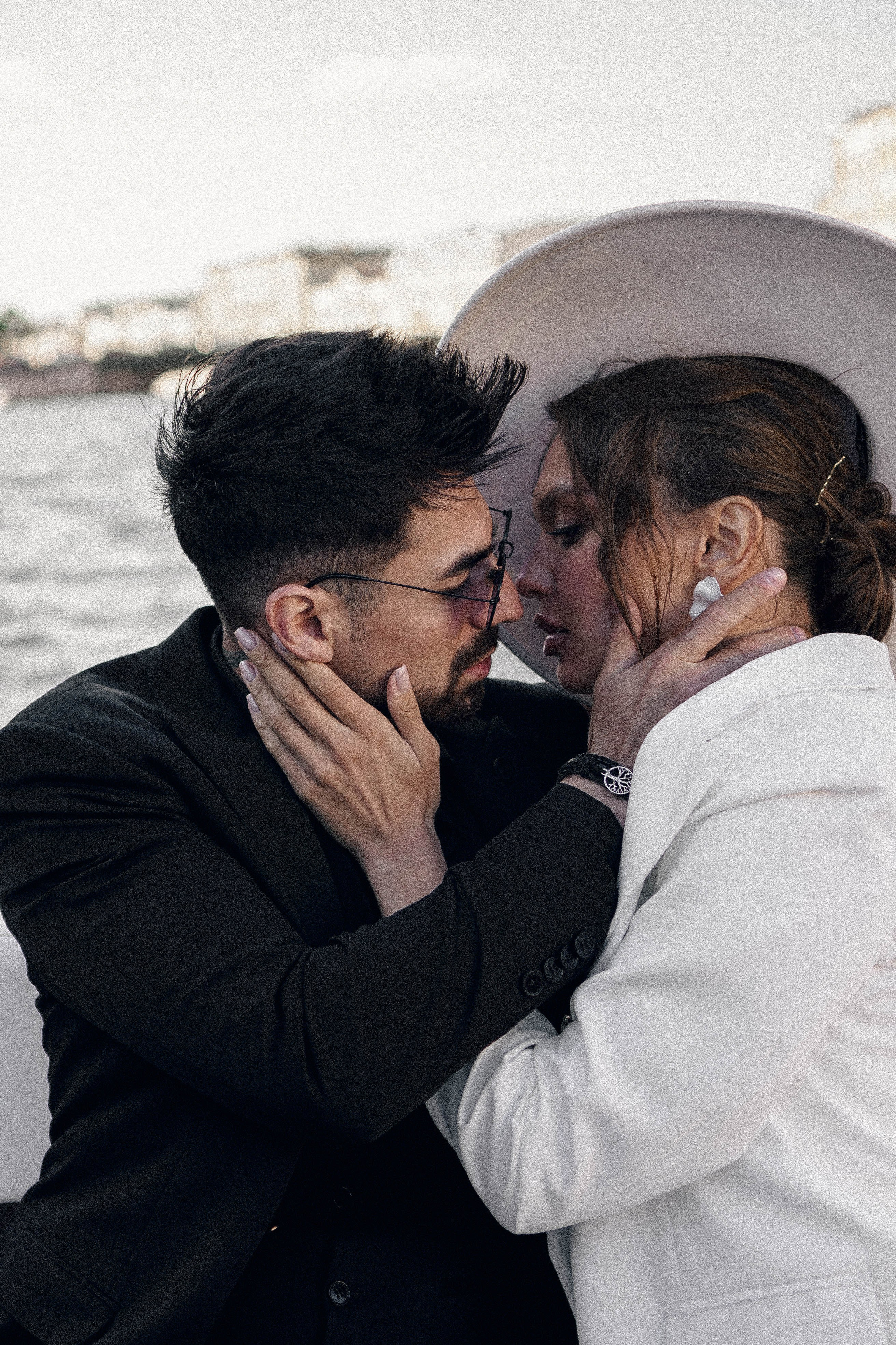 СВАДЕНБНАЯ СЬЕМКА НА КАТЕРЕ ПО КАНАЛАМ САНКТ-ПЕТЕРБУРГА И В АКВАТОРИИ НЕВЫ. Профессиональный фотограф, Санкт-Петербург — Виктория Богомолова