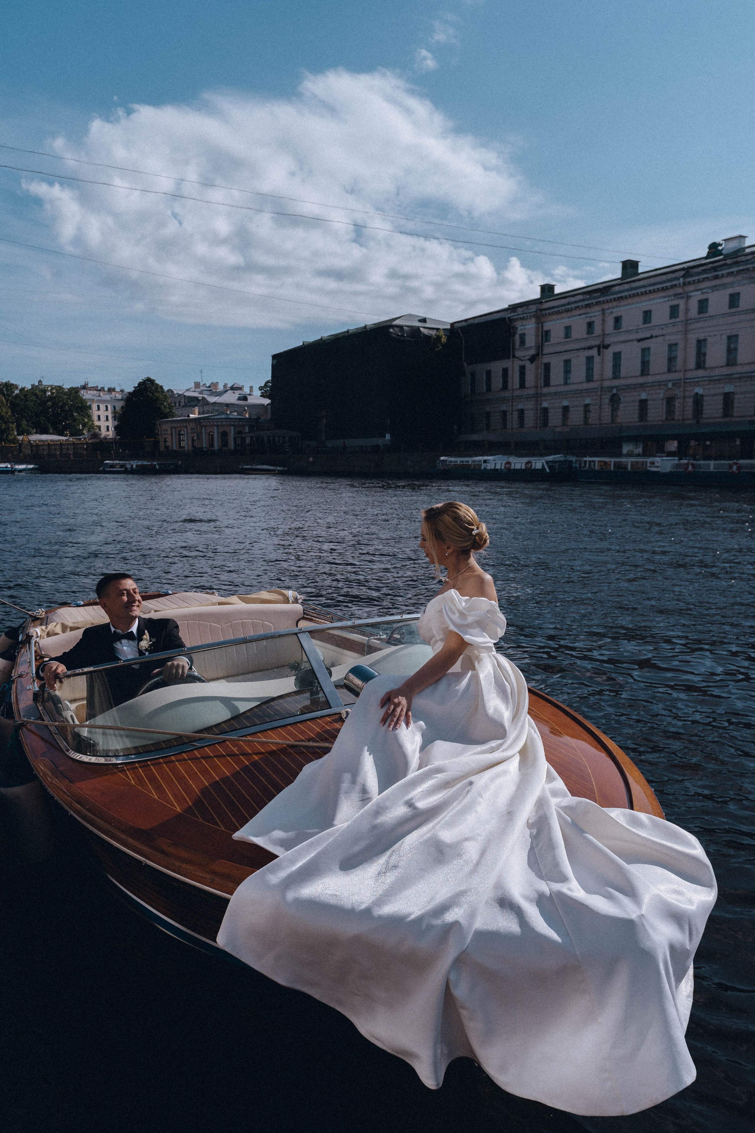 СВАДЕНБНАЯ СЬЕМКА НА КАТЕРЕ ПО КАНАЛАМ САНКТ-ПЕТЕРБУРГА И В АКВАТОРИИ НЕВЫ. Профессиональный фотограф, Санкт-Петербург — Виктория Богомолова