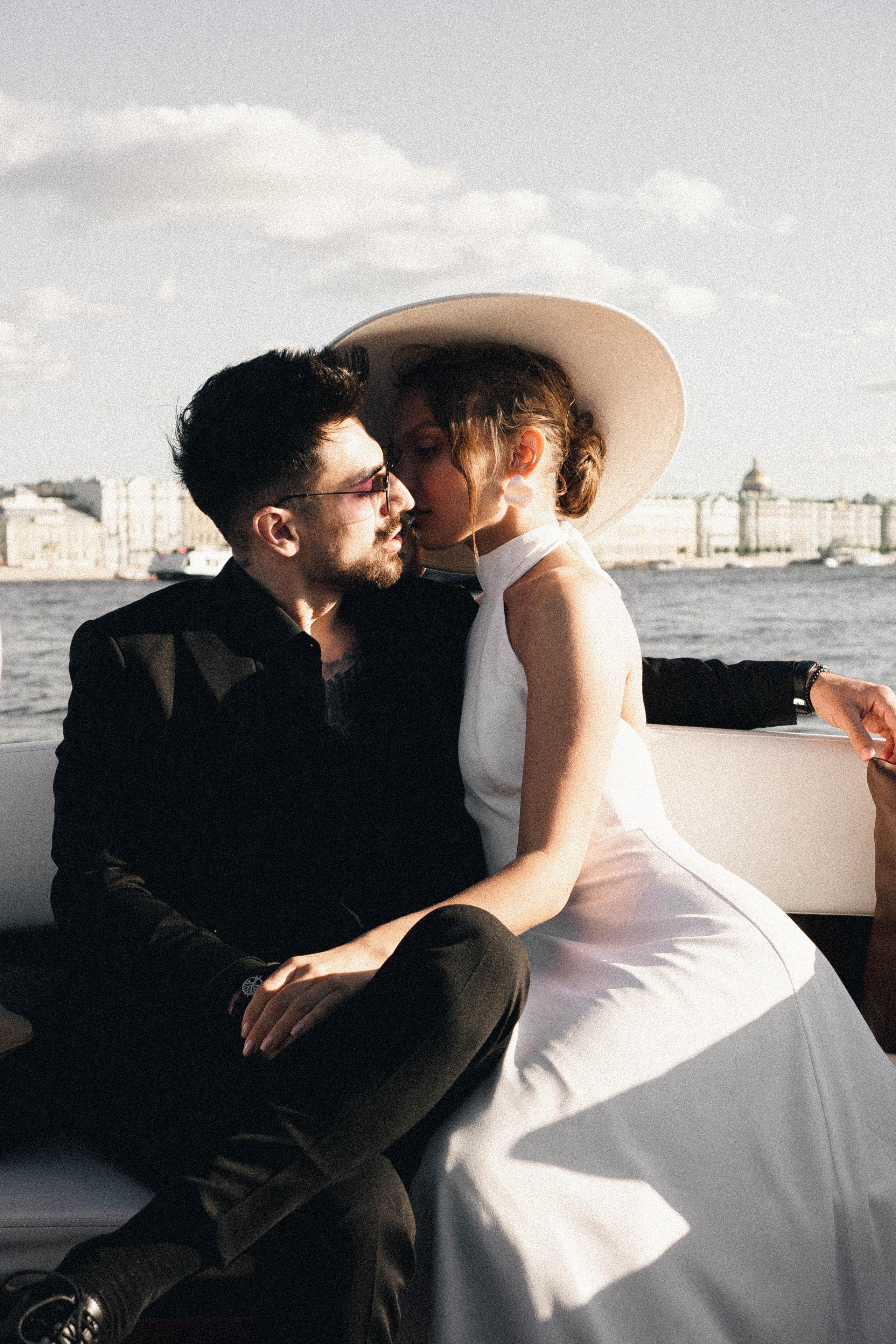 СВАДЕНБНАЯ СЬЕМКА НА КАТЕРЕ ПО КАНАЛАМ САНКТ-ПЕТЕРБУРГА И В АКВАТОРИИ НЕВЫ. Профессиональный фотограф, Санкт-Петербург — Виктория Богомолова
