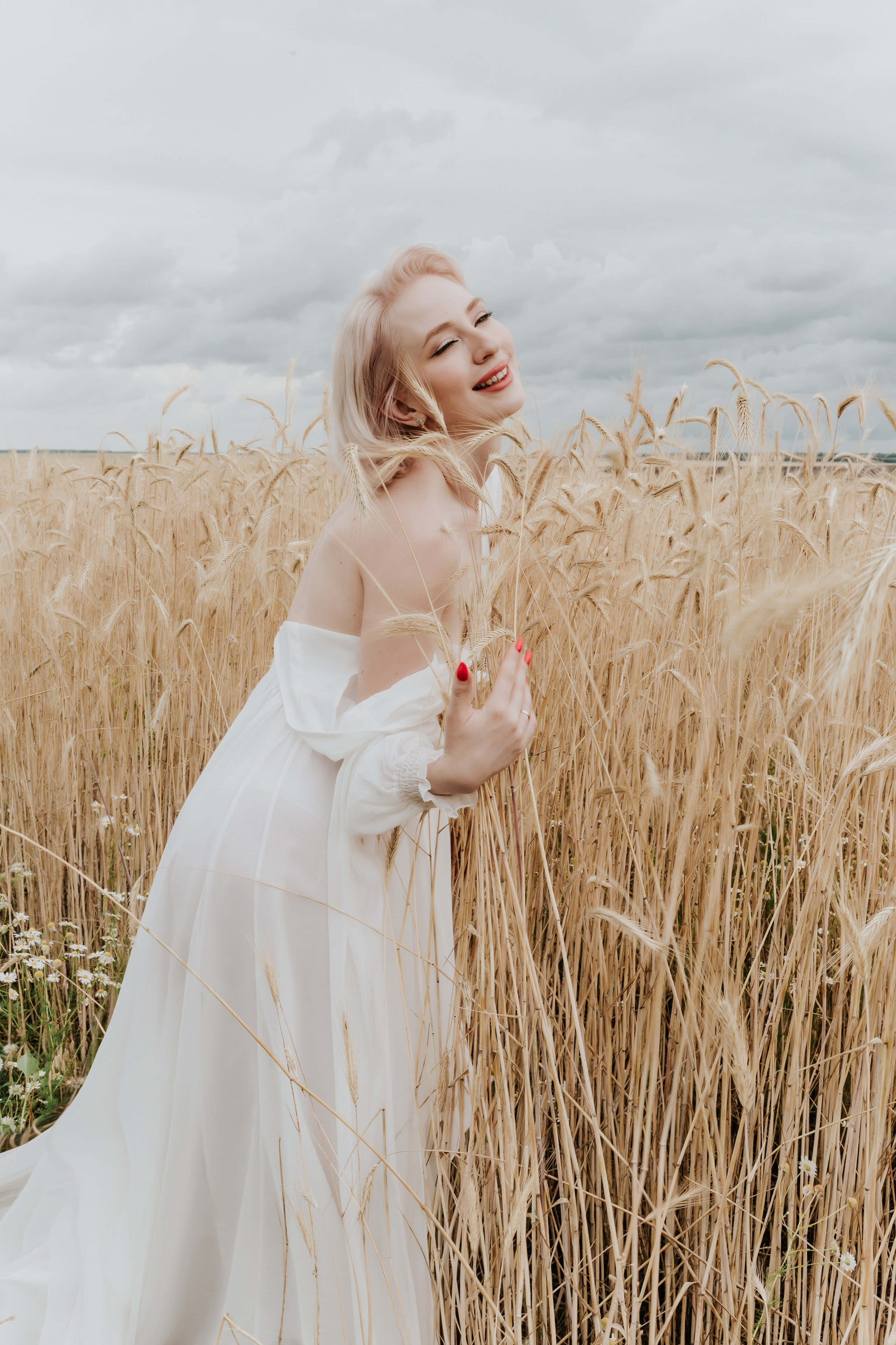 Александра фотосессия в поле. Женский фотограф в Оренбурге Ирина Заводчикова