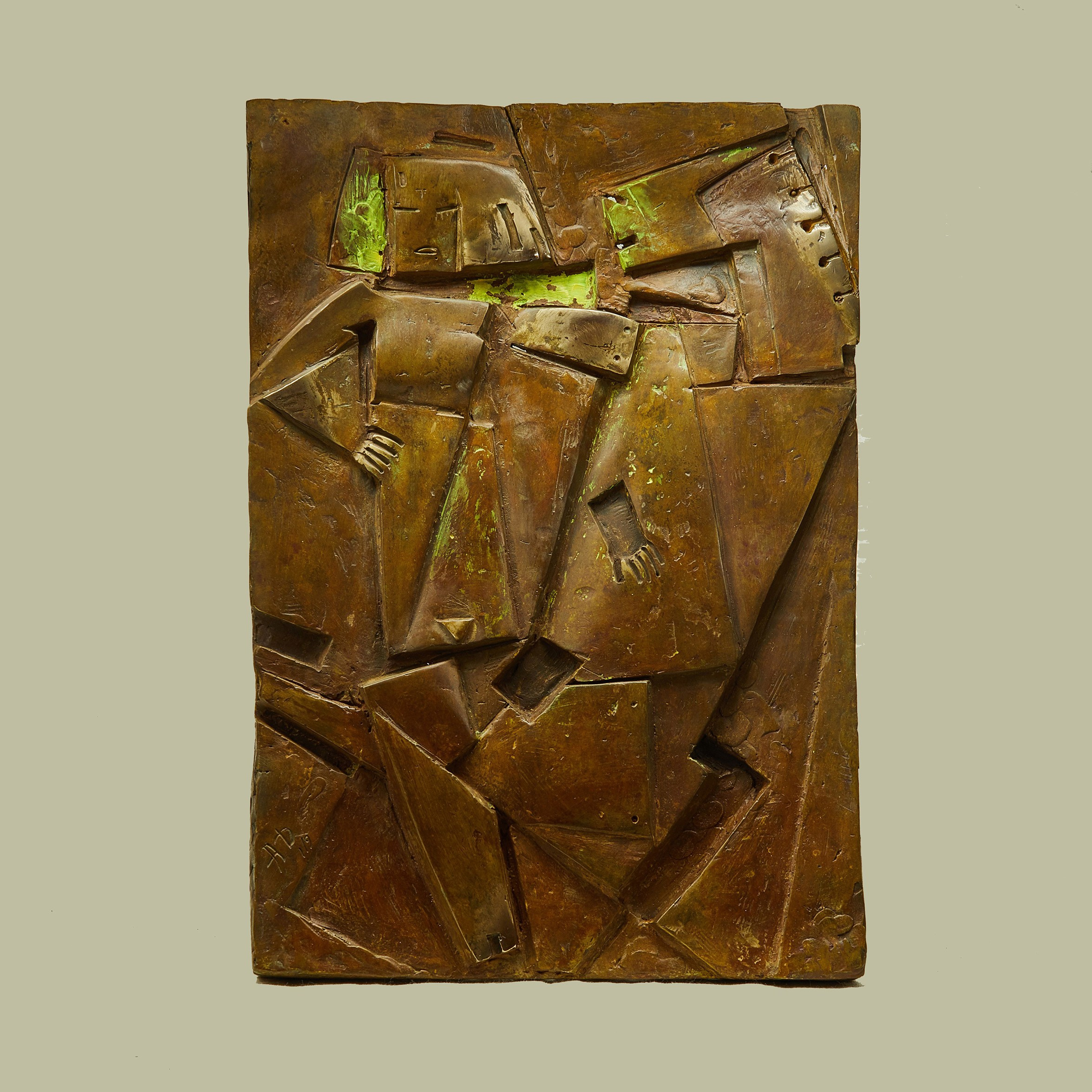 Кукла, которая очнулась ночью, в объятиях деревянной лошадки. 2018. Бронза, акрил. 