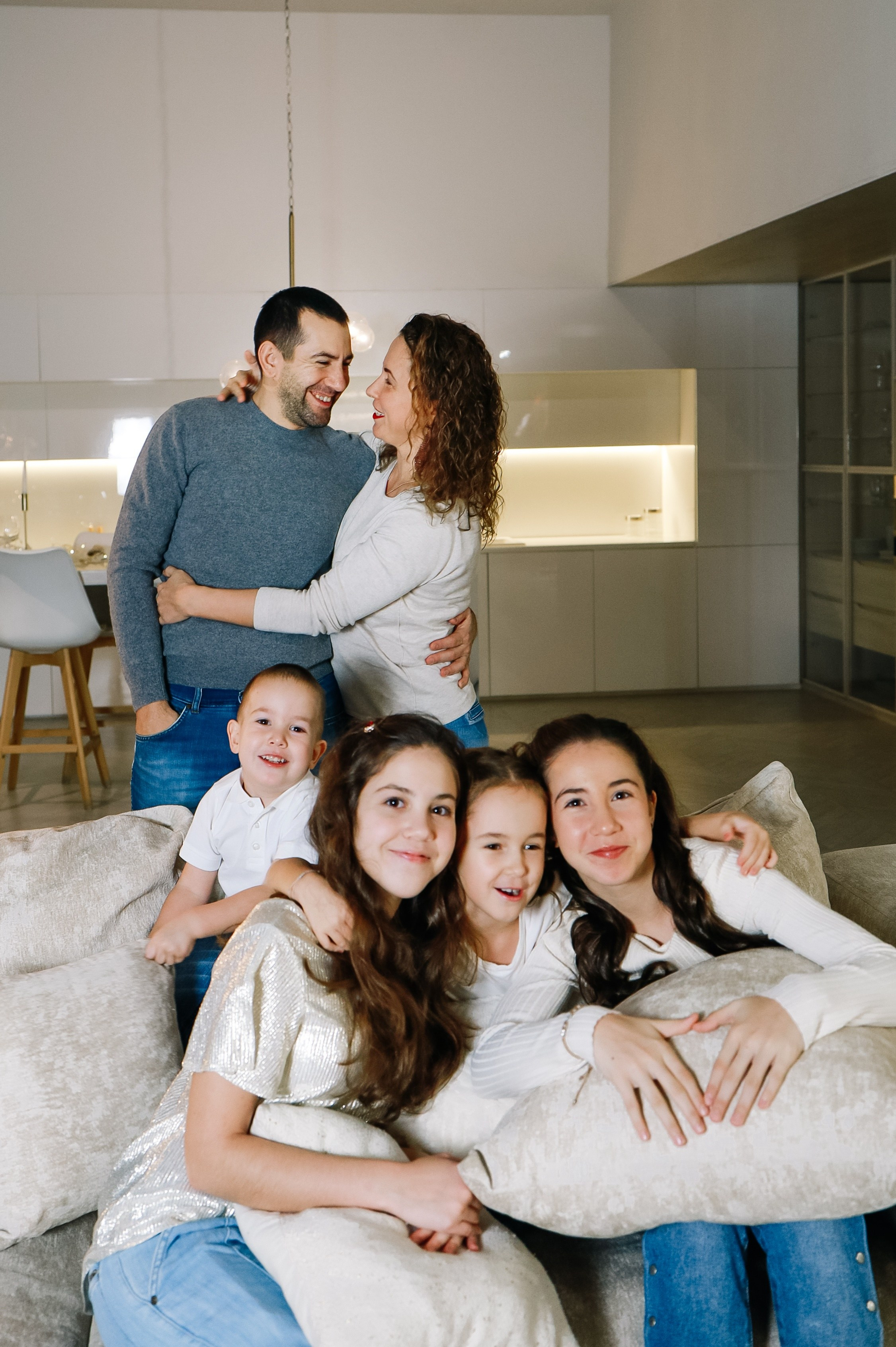 Дружная семья с четырьмя детьми. Визуал для эспертов и блогеров