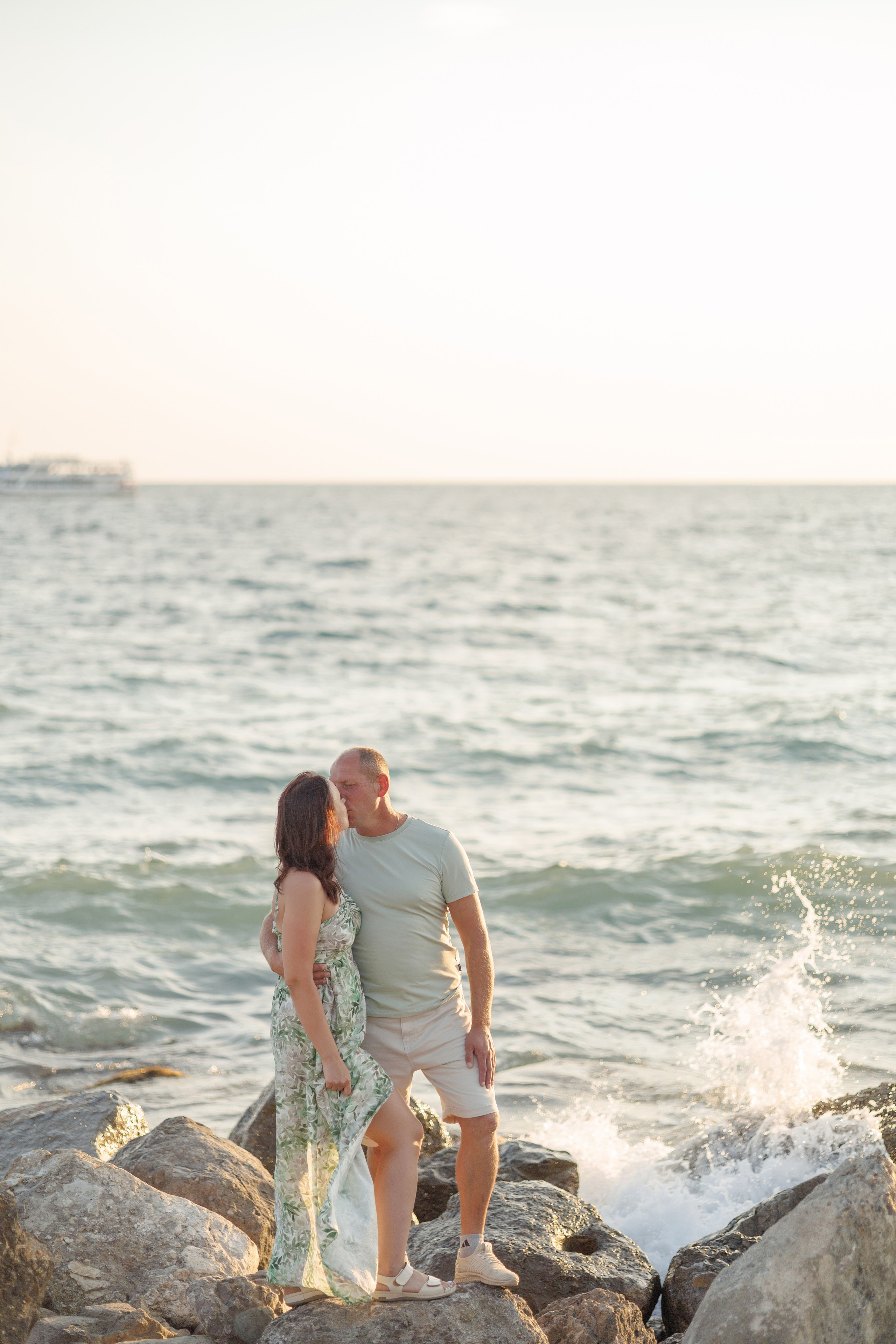 Лавстори на пляже Тонкий мыс. Семейный и портретный фотограф в Геленджике Любовь Бодрова