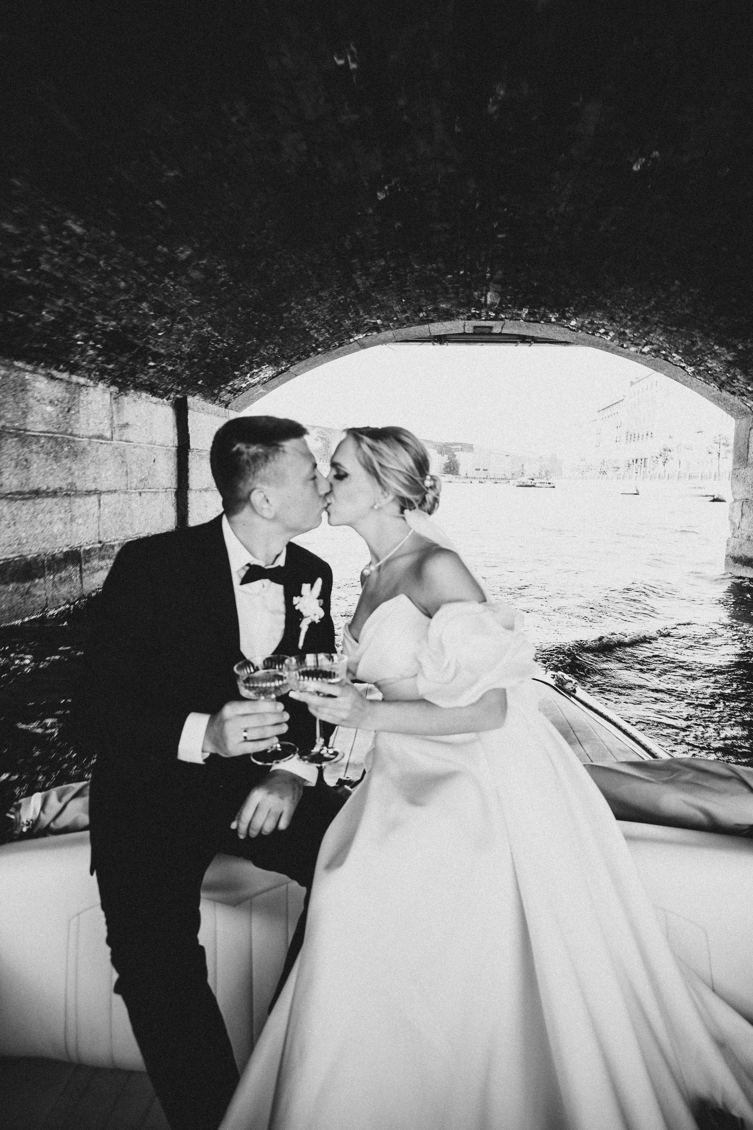 СВАДЕНБНАЯ СЬЕМКА НА КАТЕРЕ ПО КАНАЛАМ САНКТ-ПЕТЕРБУРГА И В АКВАТОРИИ НЕВЫ. Профессиональный фотограф, Санкт-Петербург — Виктория Богомолова