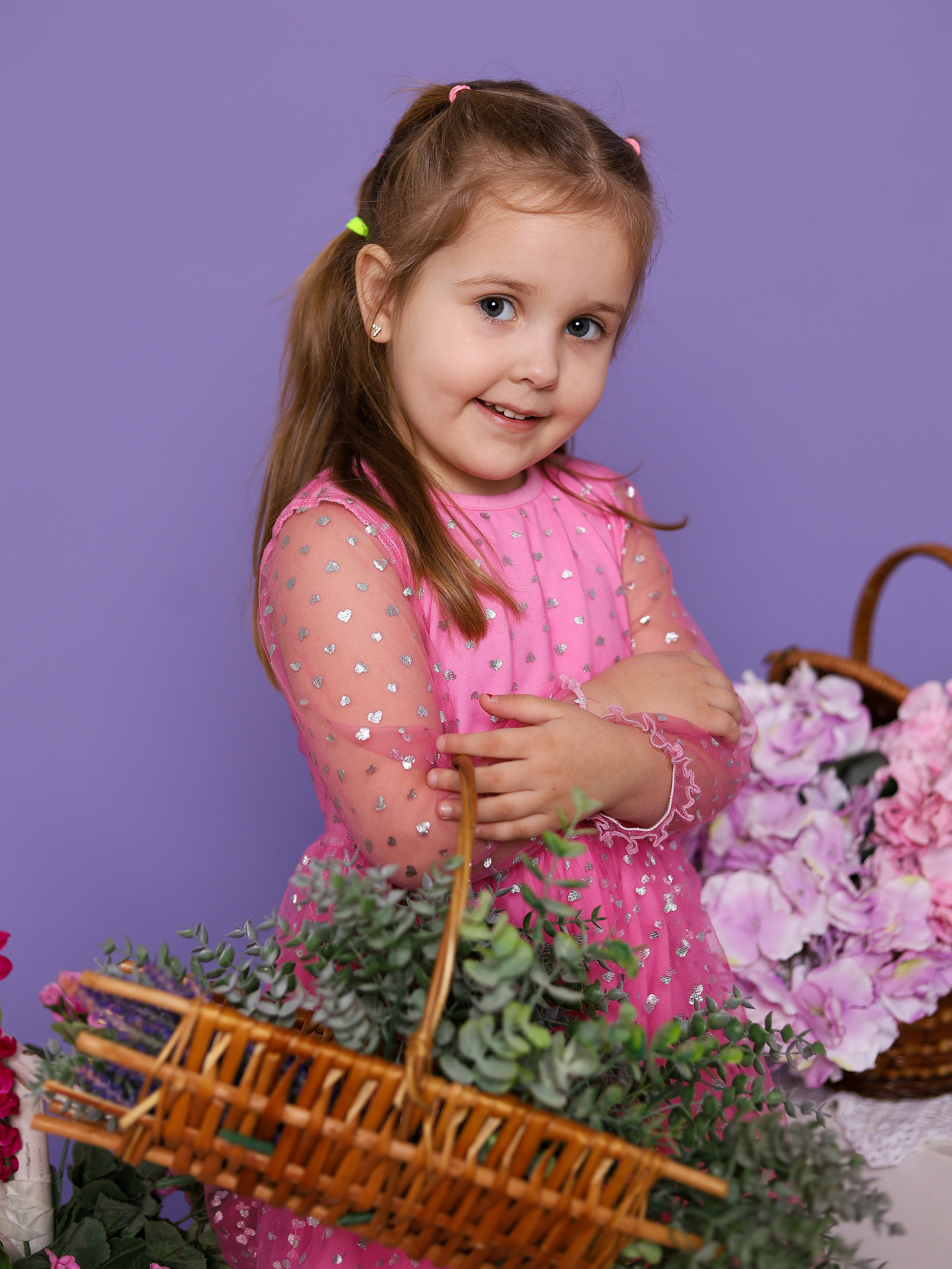 Общее фото в детском саду с выездным реквизитом в Тюмени. Выпускные альбомы в Тюмени для школ, садов, вузов спортивных секций