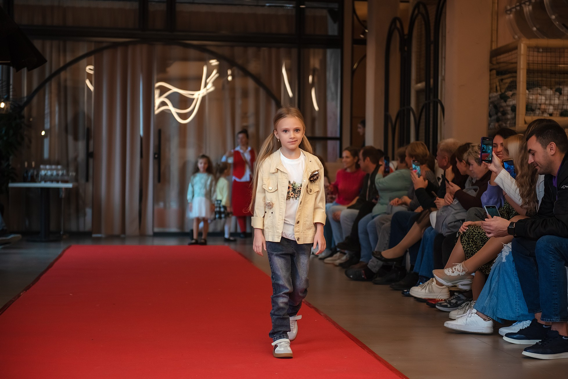HAPPYkids дефиле в день мамы. Семейный и коммерческий фотограф в Сочи Александр Бодунов