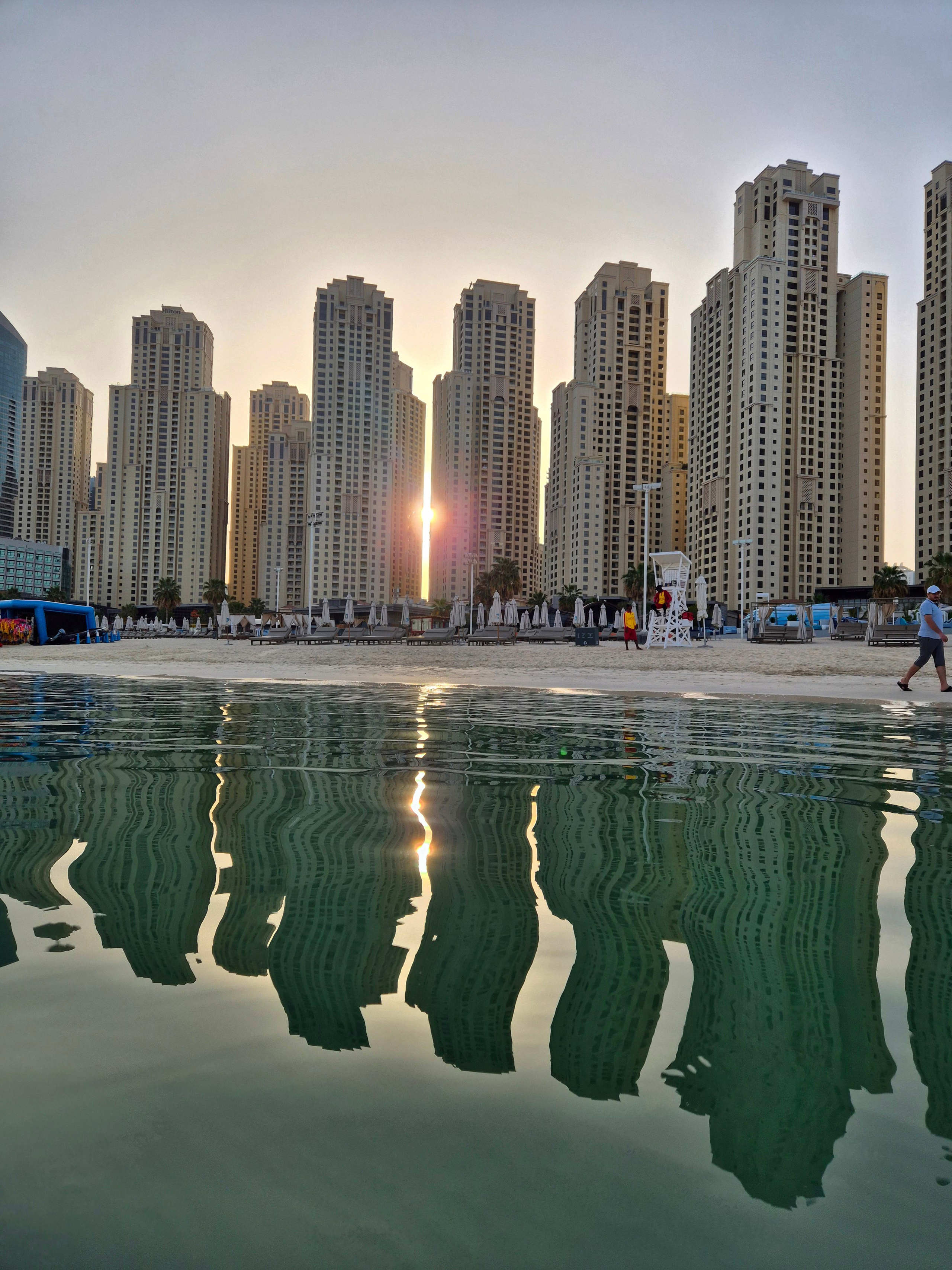 Взял с собой в буек телефон. Первый раз наткнулся на солнечный луч в первый день. Теперь подготовлен был с телефоном. Повис на буйке, достал телефон, снял восход в Дубае