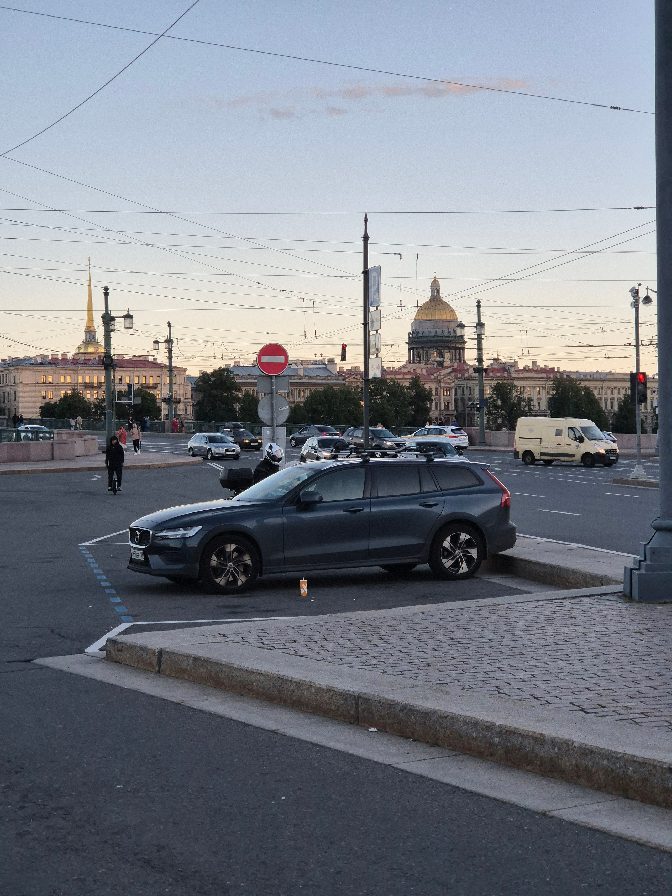 Автомобиль - не роскошь, а средство передвижения. Быть в Питере на своей машине - дополнительная степень свободы