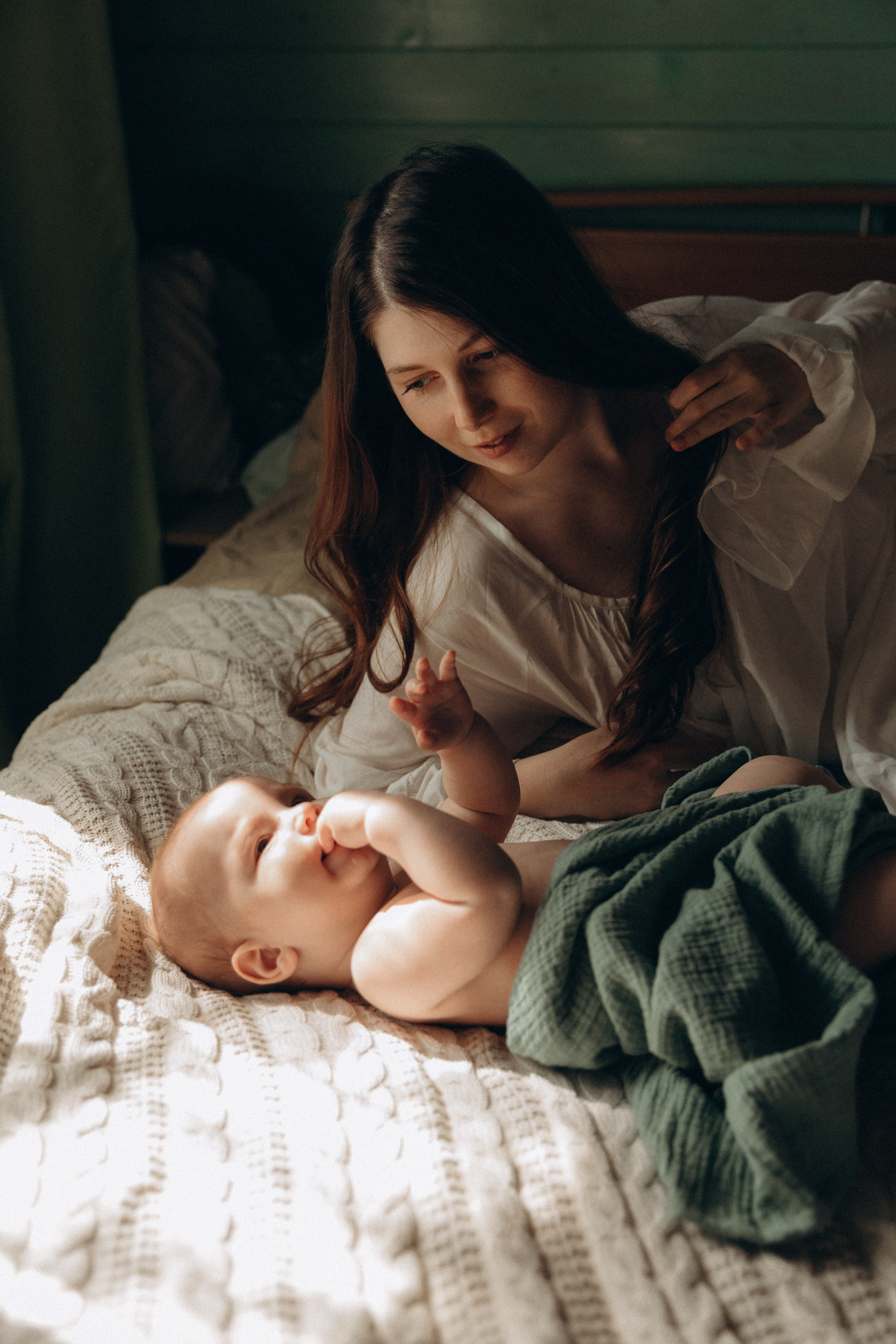 Мама и малыш, домашняя история. Фотограф Ульяна Дивина в Нижнем Новгороде и Нижегородской области