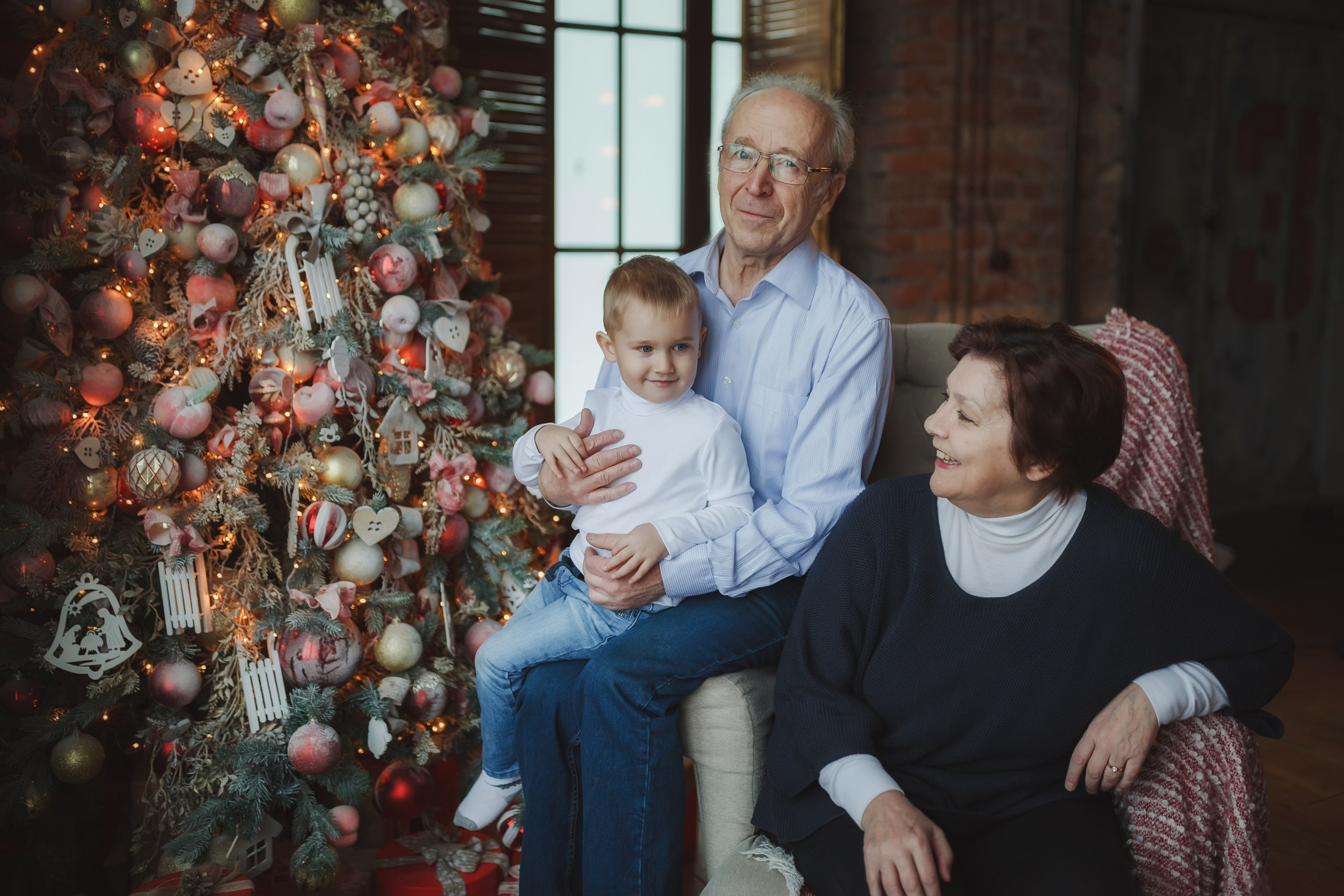 Семья у елочки. Фотограф в Санкт-Петербурге Знаменская Ирина