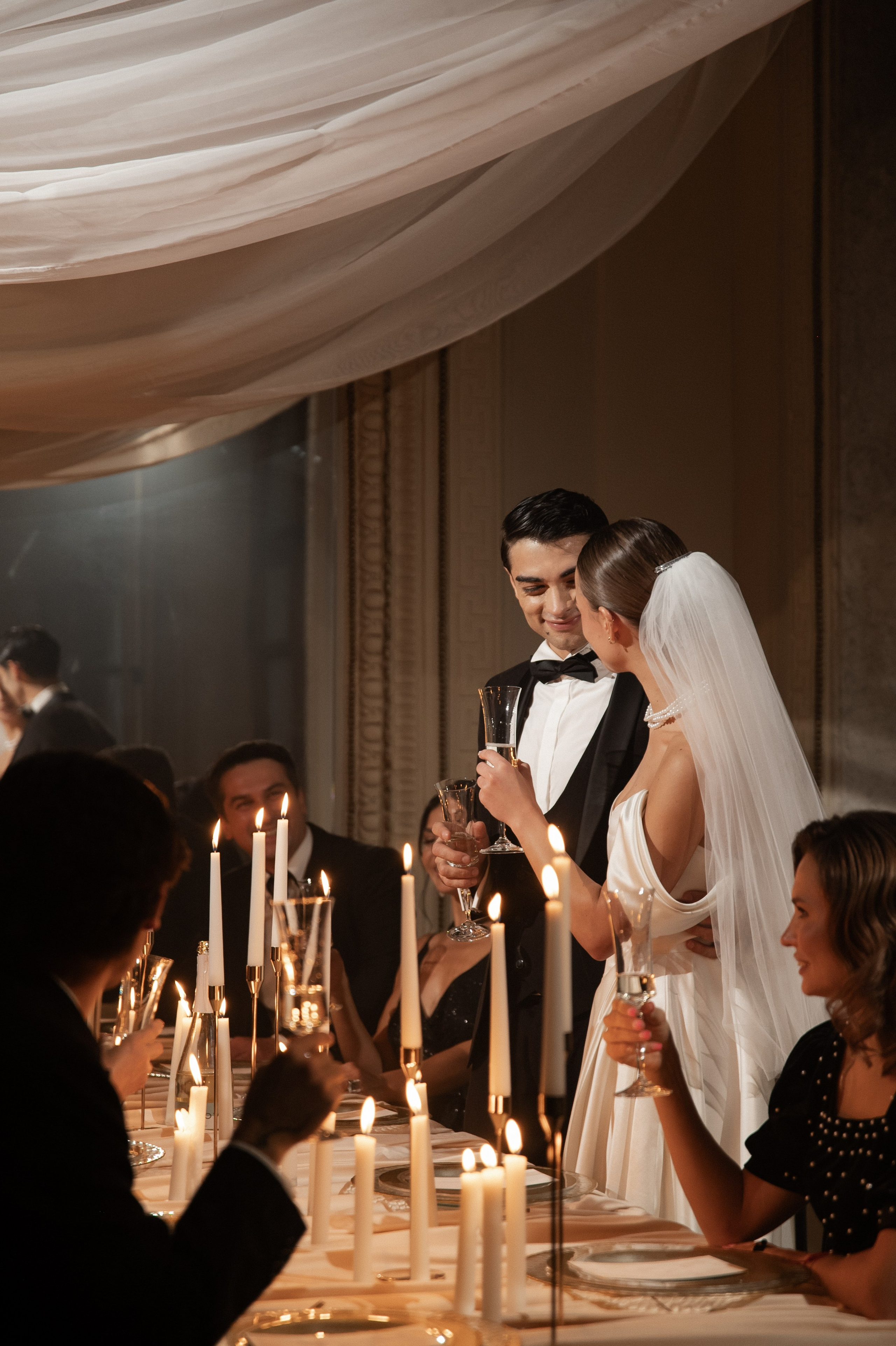 Камерный свадебный ужин при свечах в старинном особняке в фотостудии 21. Kult. Ярослава Ерина — свадебный фотограф в Москве