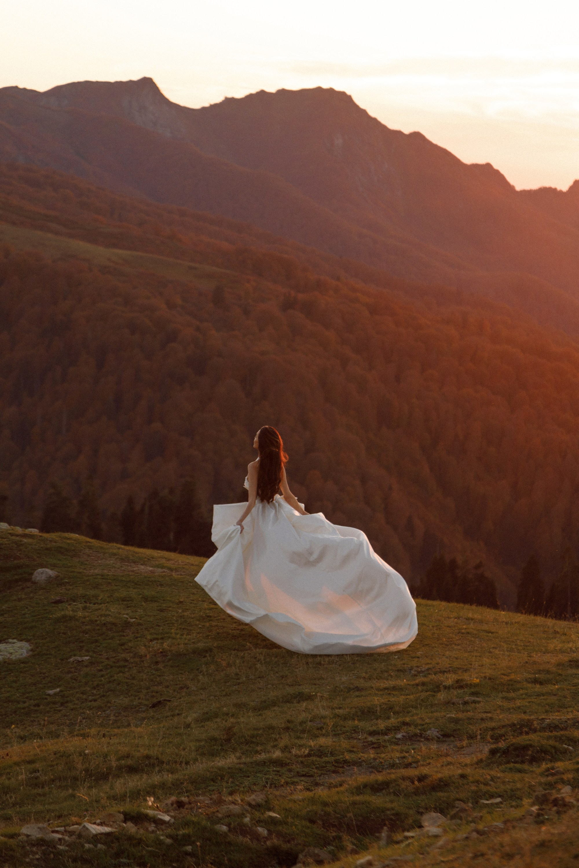 Свадьба в горах на закате