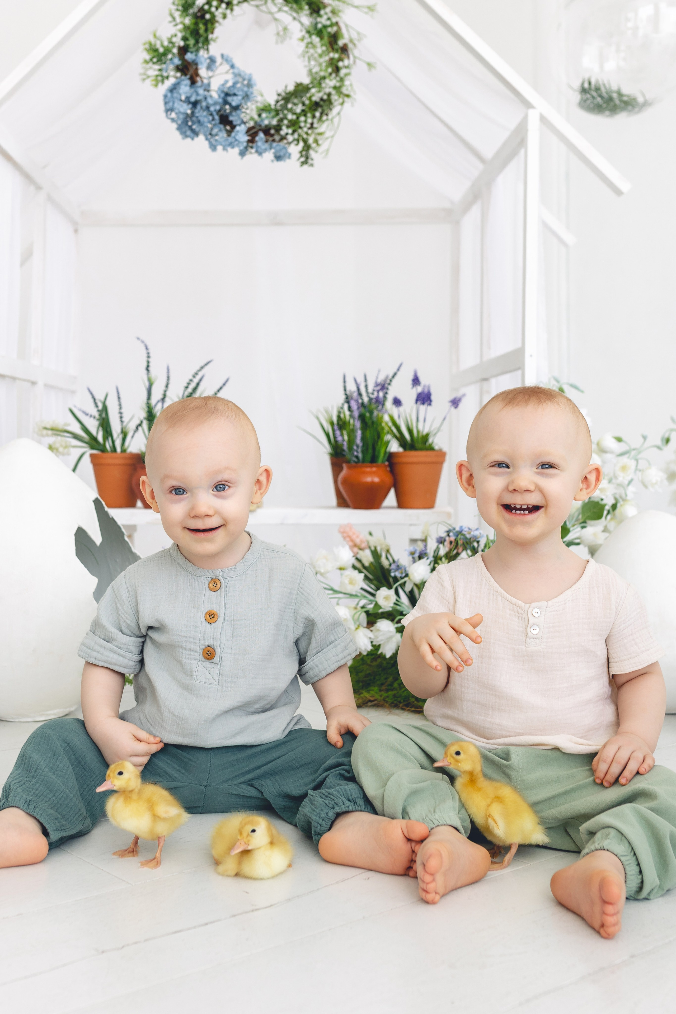 Тройняшки Варя, Миша и Женя пришли к утятам на фотосессию. Фотограф новорожденных в г. Барнаул Ренпенинг Катерина