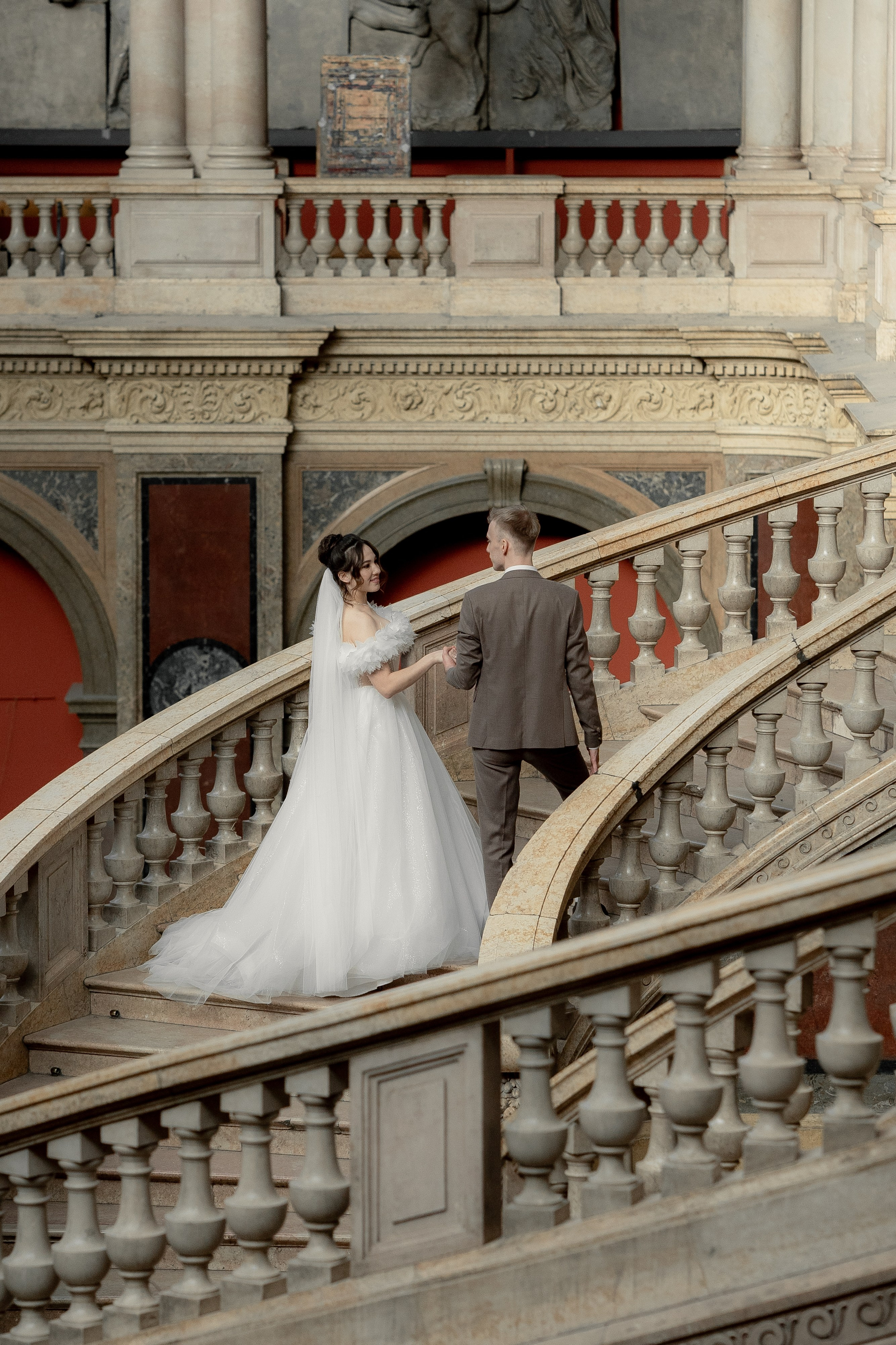 Пара поднимается по лестнице в академии Штиглица