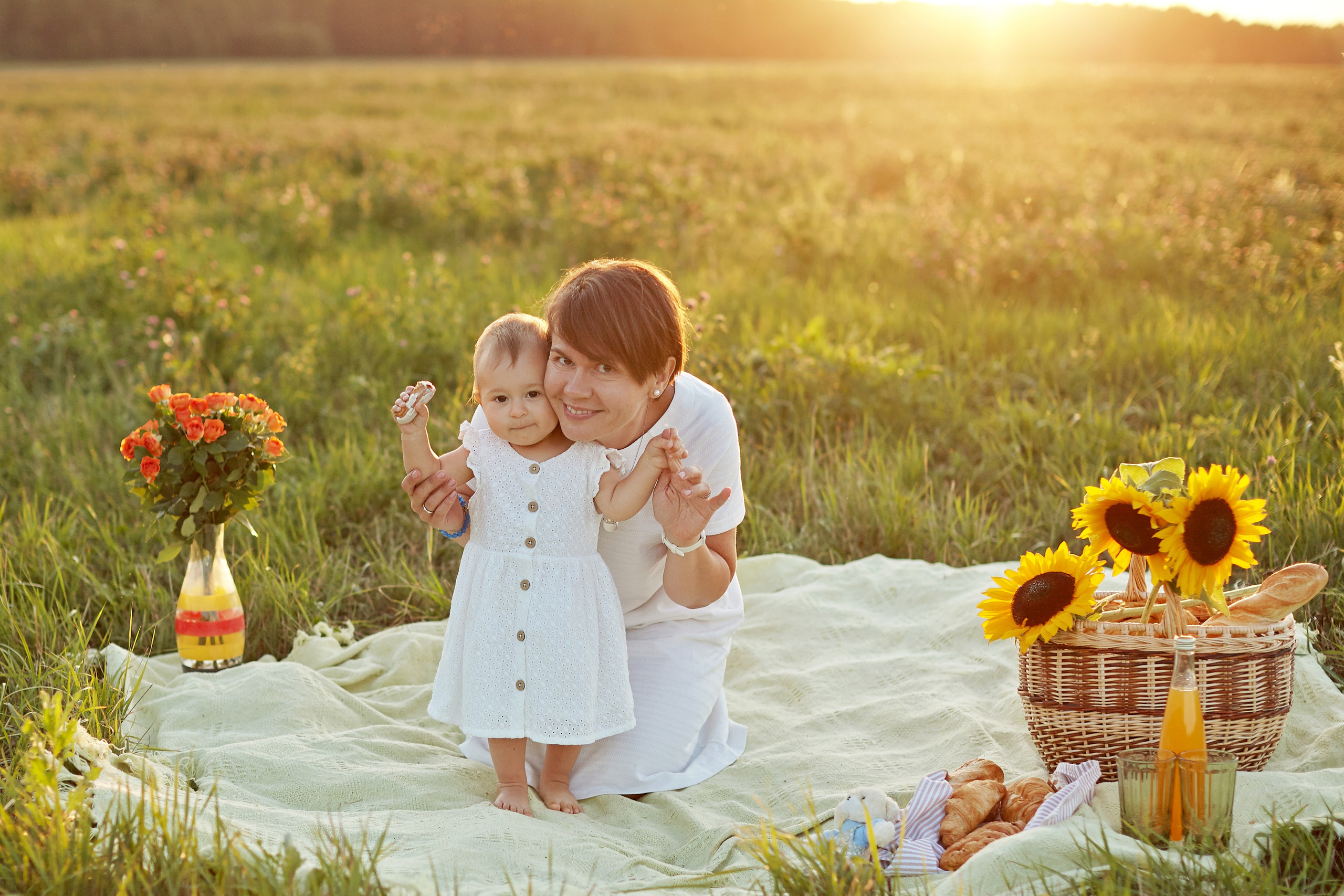 Мама с дочкой в поле на закате. Фотограф Ольга Ефремова