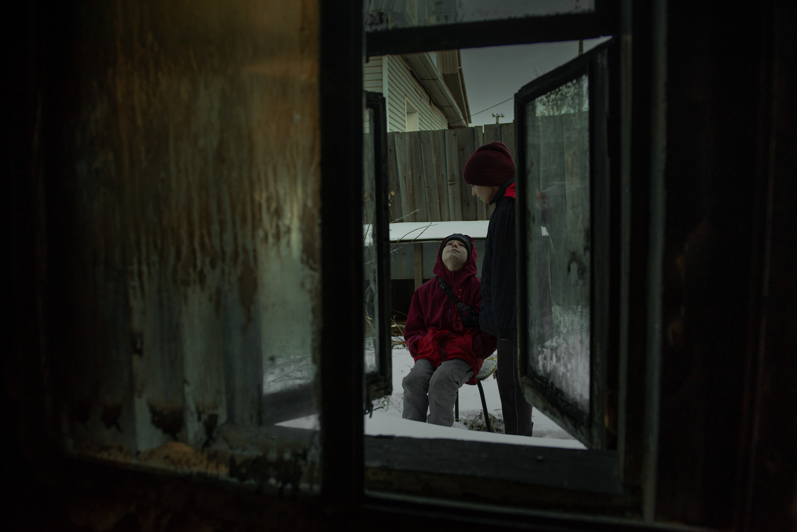 Пожар оставил без дома семью с 9 детьми. Репортажный фотограф Анна Диденко