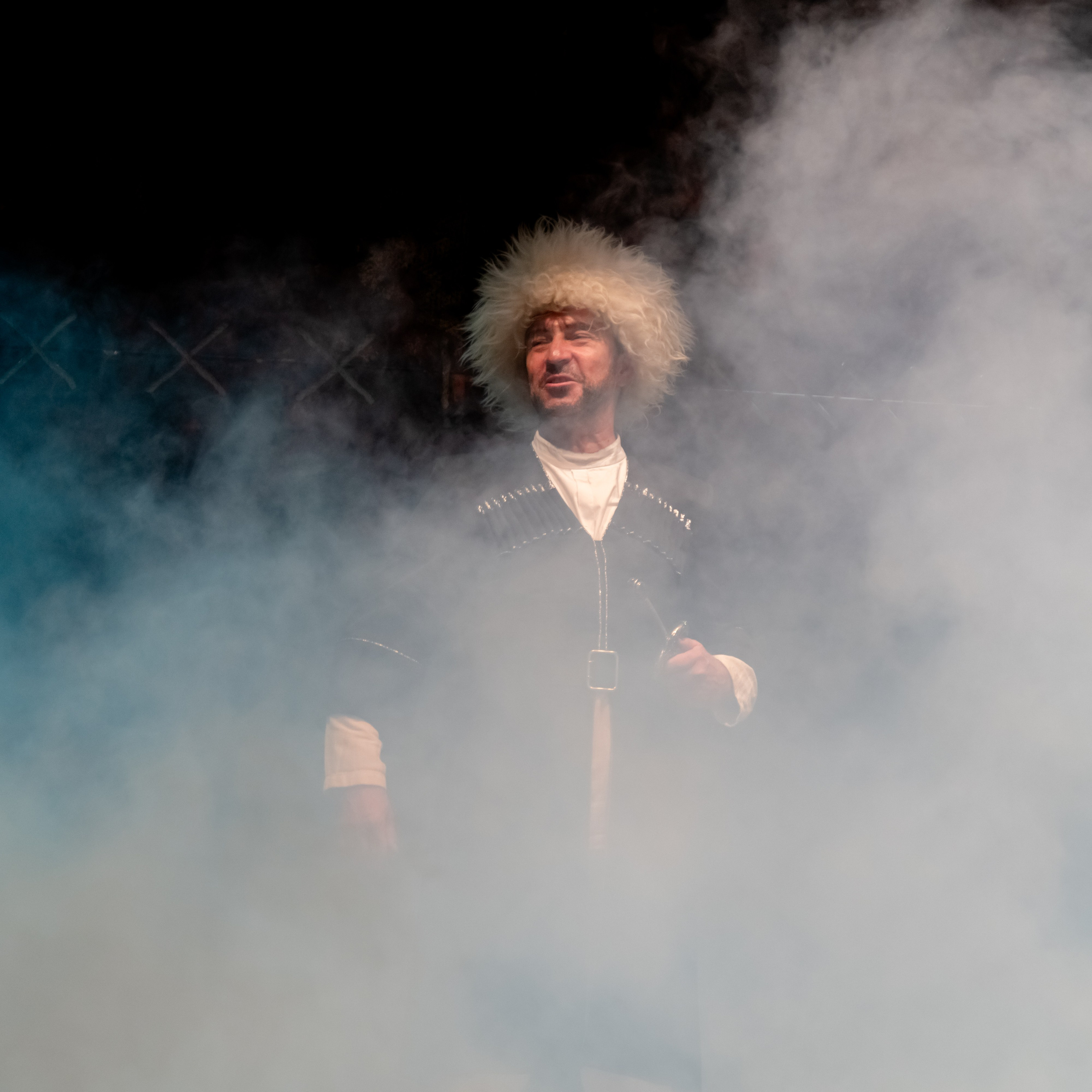 Владимир Лоркин в роли князя Арсена Казбеки в спектакле «Кавказский меловой круг». Самарский театр «Самарская площадь» — аристократический образ, харизматичная игра,