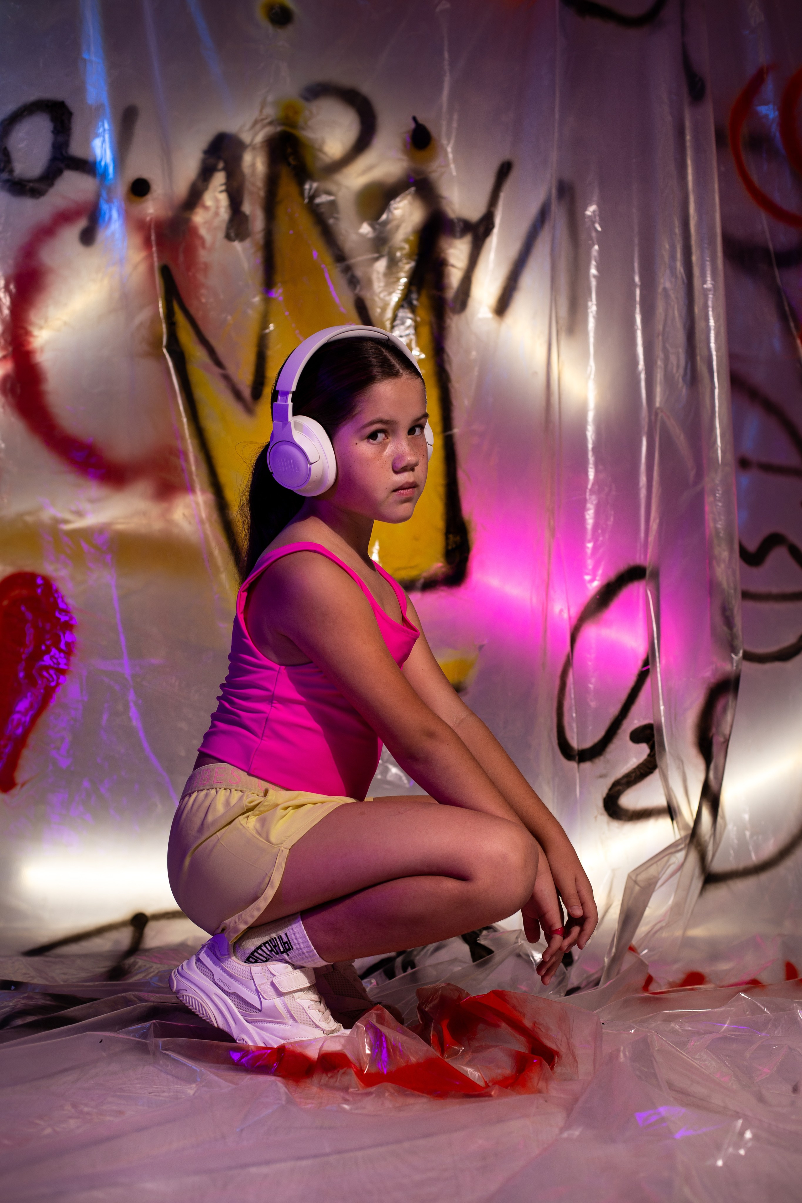 девочка слушает музыку в больших белых наушниках