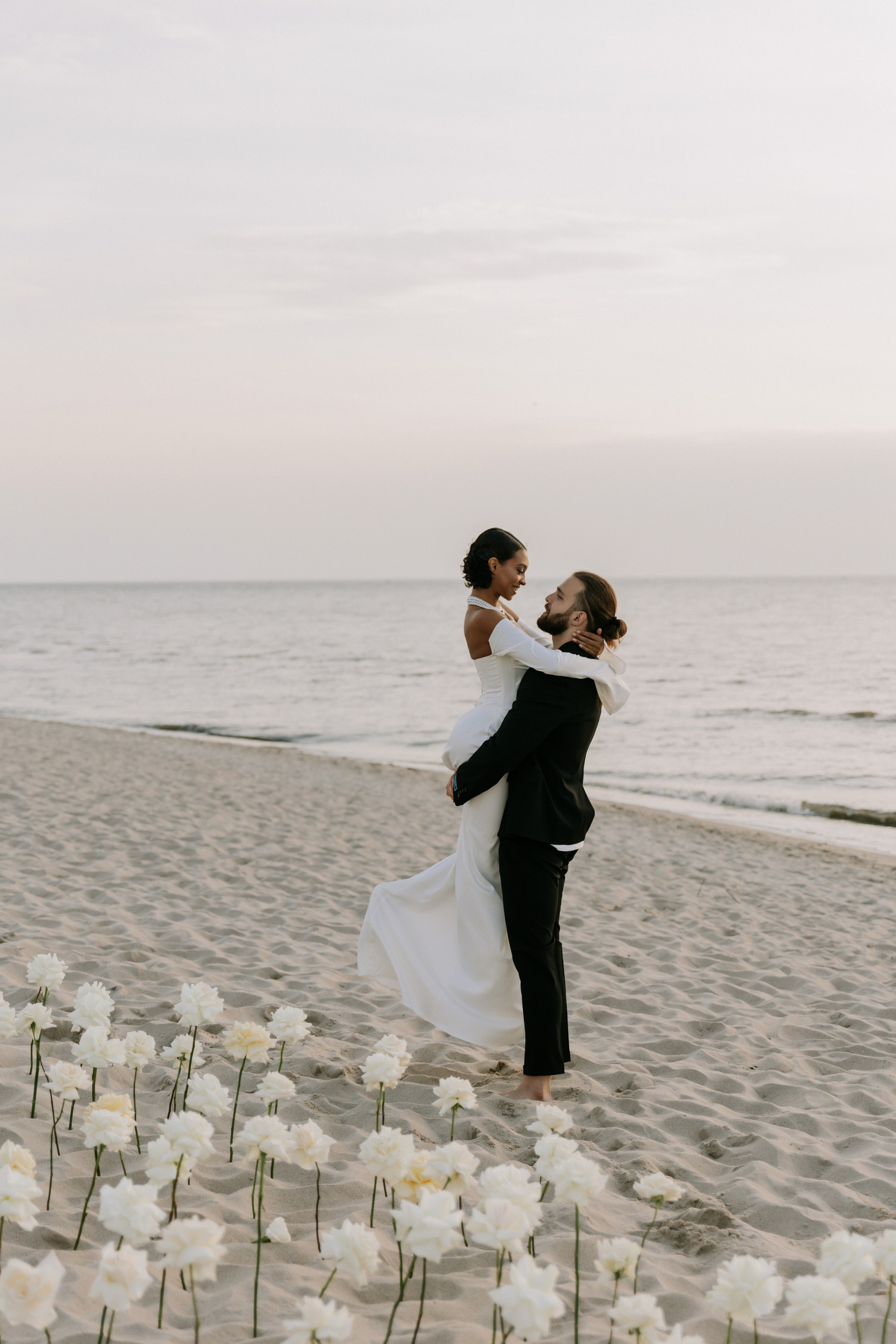 Выездная регистрация на море с белыми розами. Свадебный фотограф Калининград