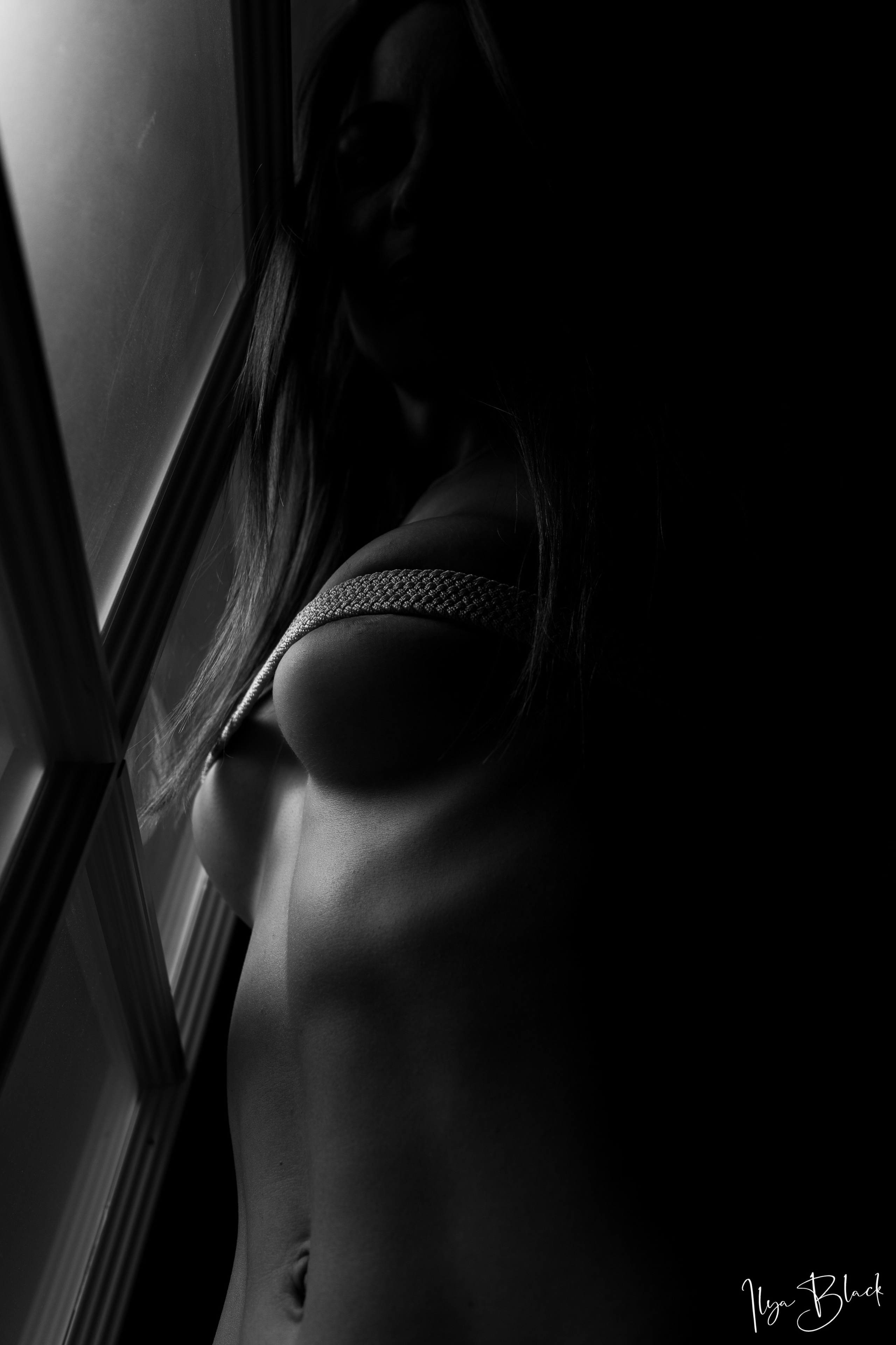 B&W. Приветствую!  Я Ilya Black, увлечен фотографией и работаю в разных жанрах, от динамичной уличной съемки до изысканного фешена