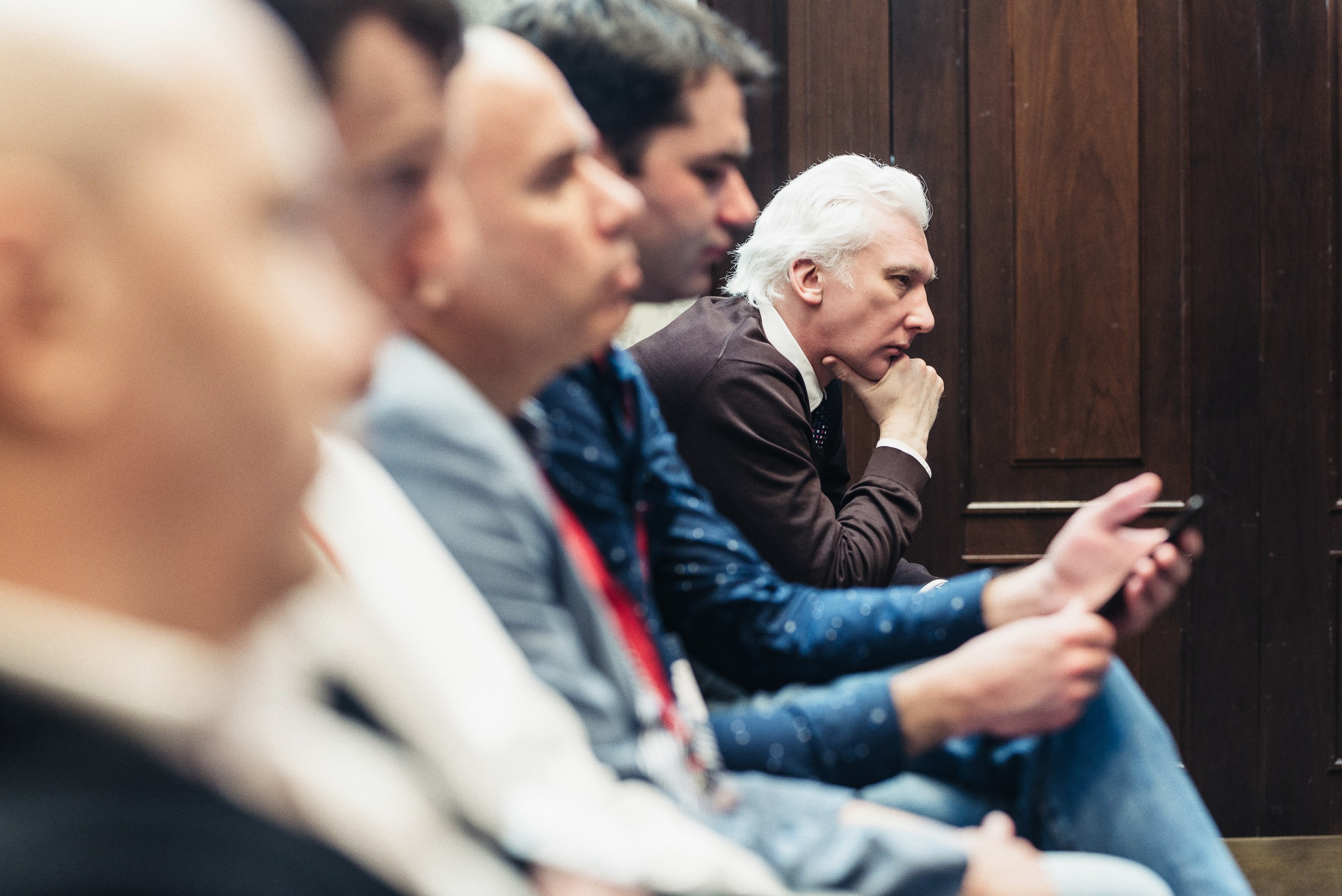 Фотография зала конференции с участниками во время выступления спикера.