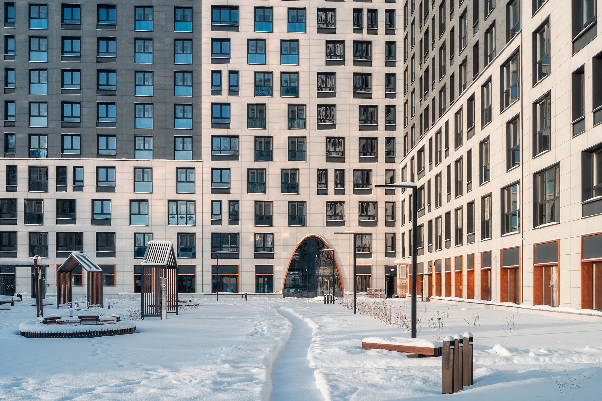 Современный жилой комплекс с аркой, архитектурная деталь. Фотограф в Архангельске