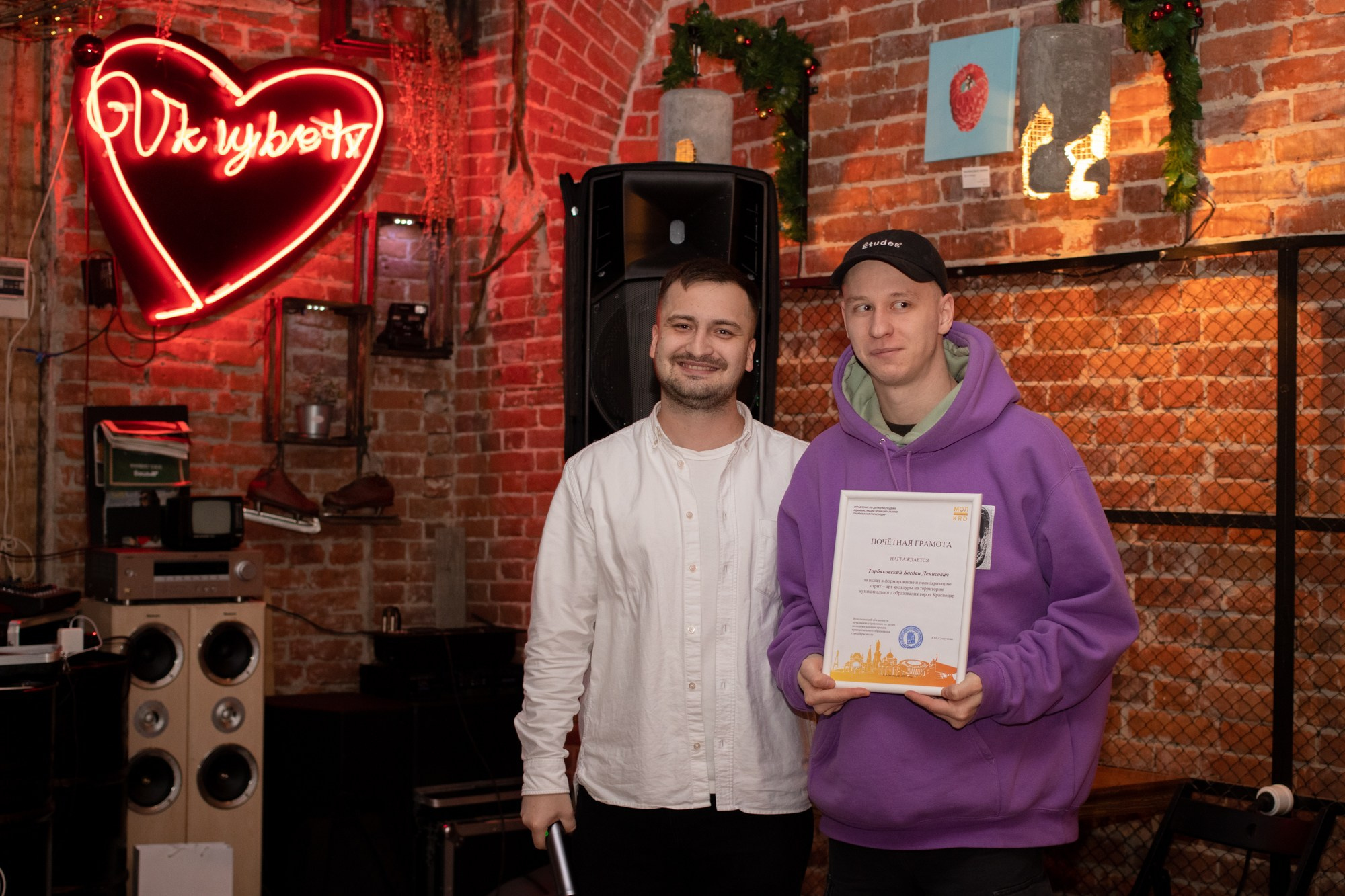 Новогодняя встреча в баре «Шаверма». Репортажный, промышленный и маркетплейс-фотограф Дмитрий Чернат