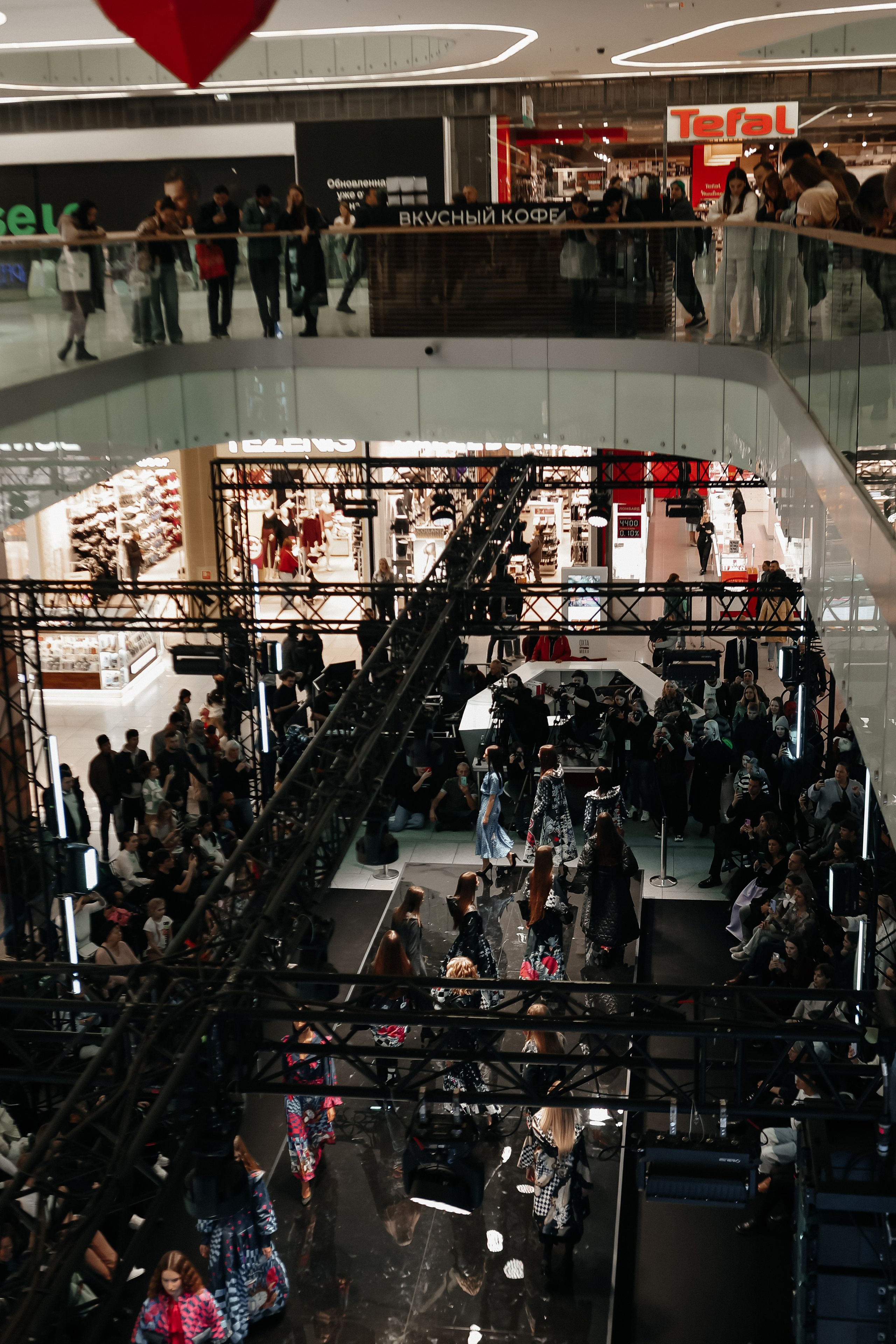 Санкт-Петербург " На яркой стороне» Охта Молл 2024. Свадебный фотограф FOTOKEYT