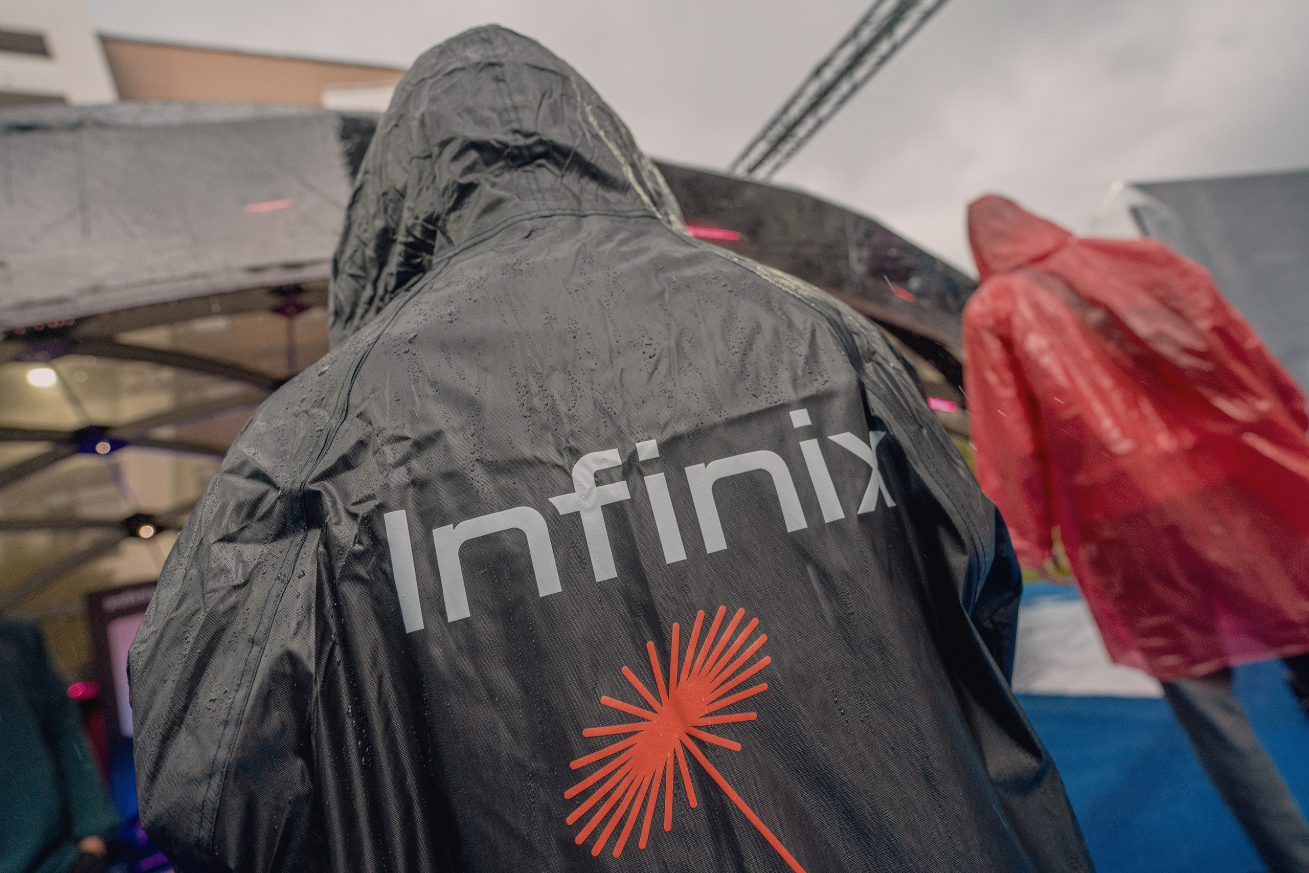 Фотография крупного плана плаша с надписью  Infinix