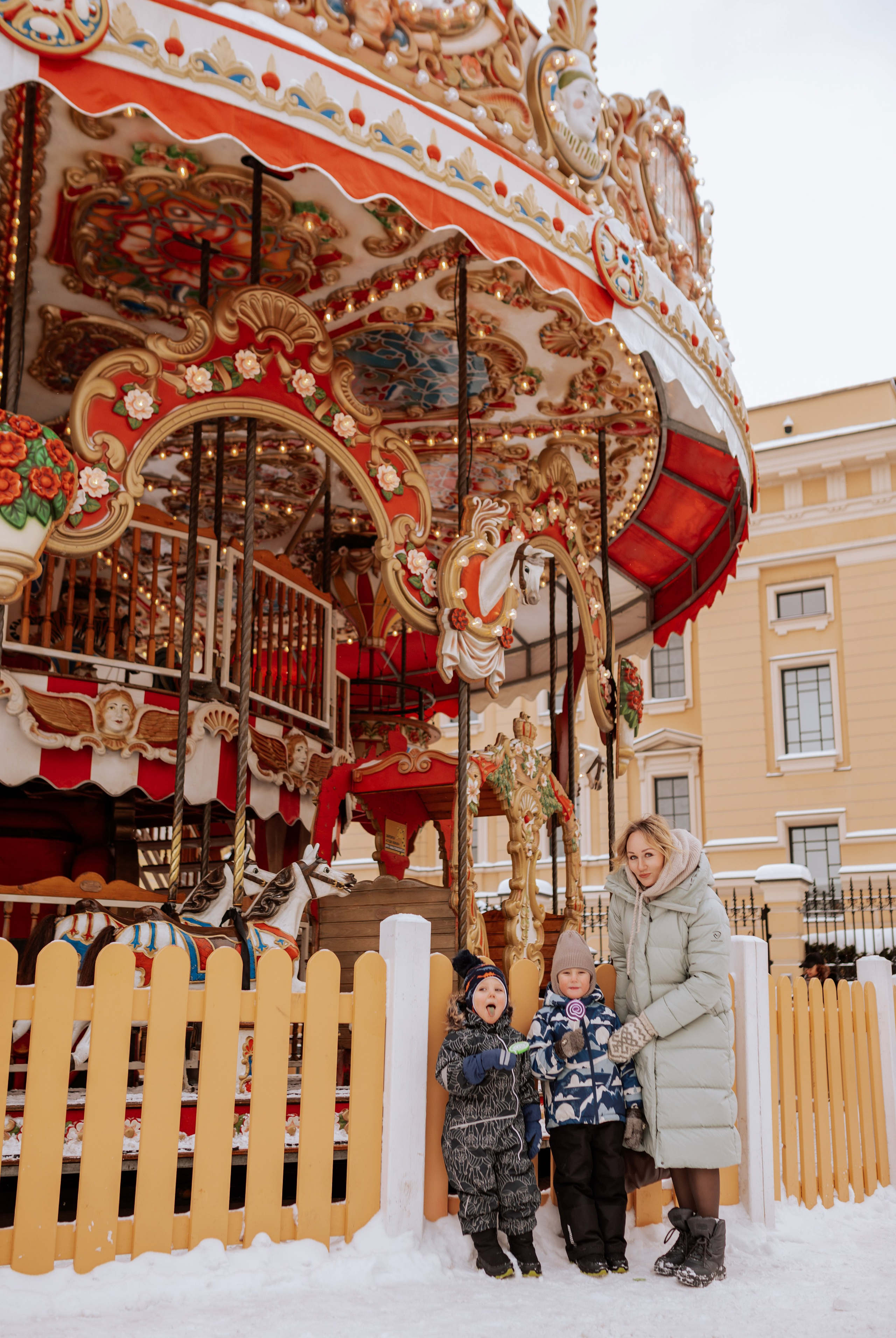 Семейная, Манежная площадь