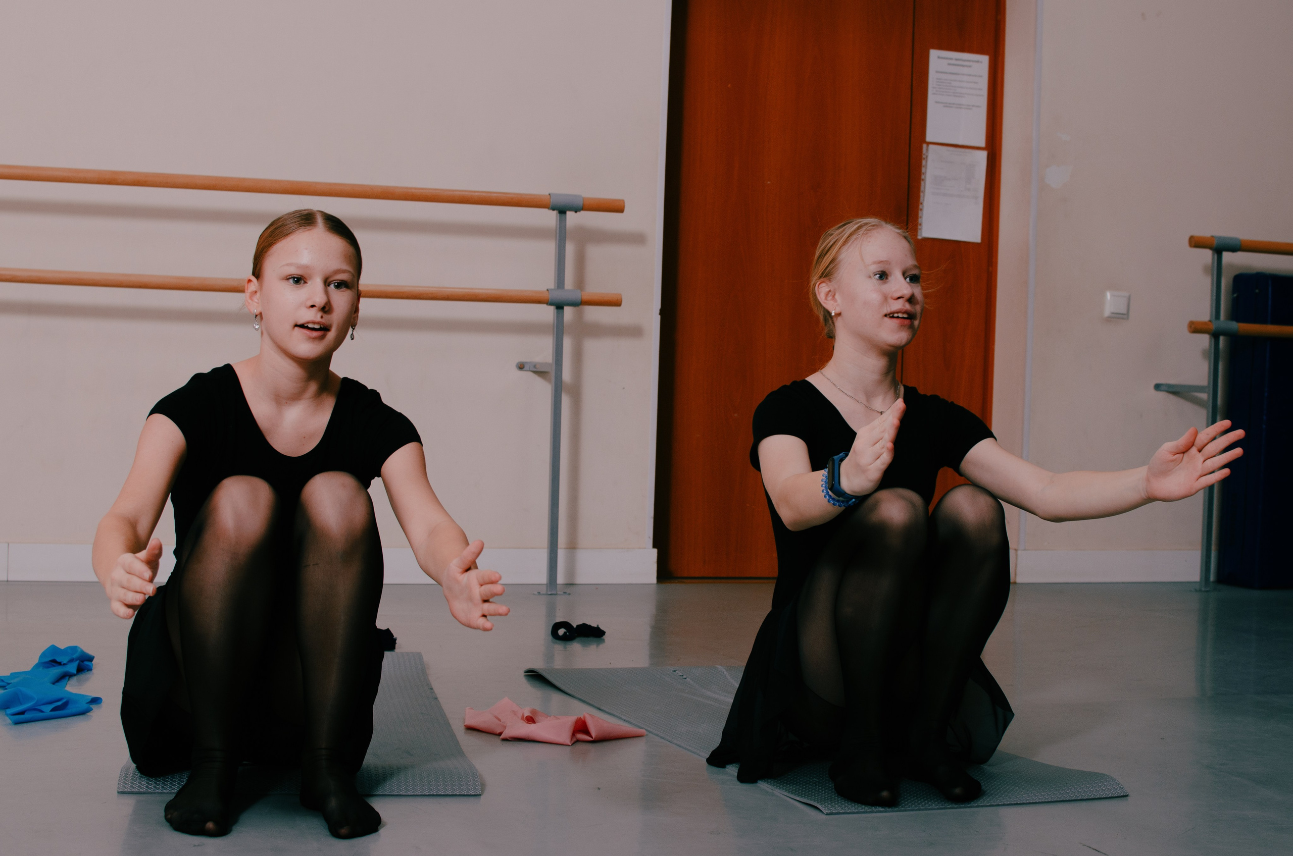 Экспериментальная (со вспышкой на стойке) съемка урока хореографии. Хореографический коллектив «Русская тройка», средняя группа. Портретный и репортажный фотограф в Санкт-Петербурге Варвара Жукова
