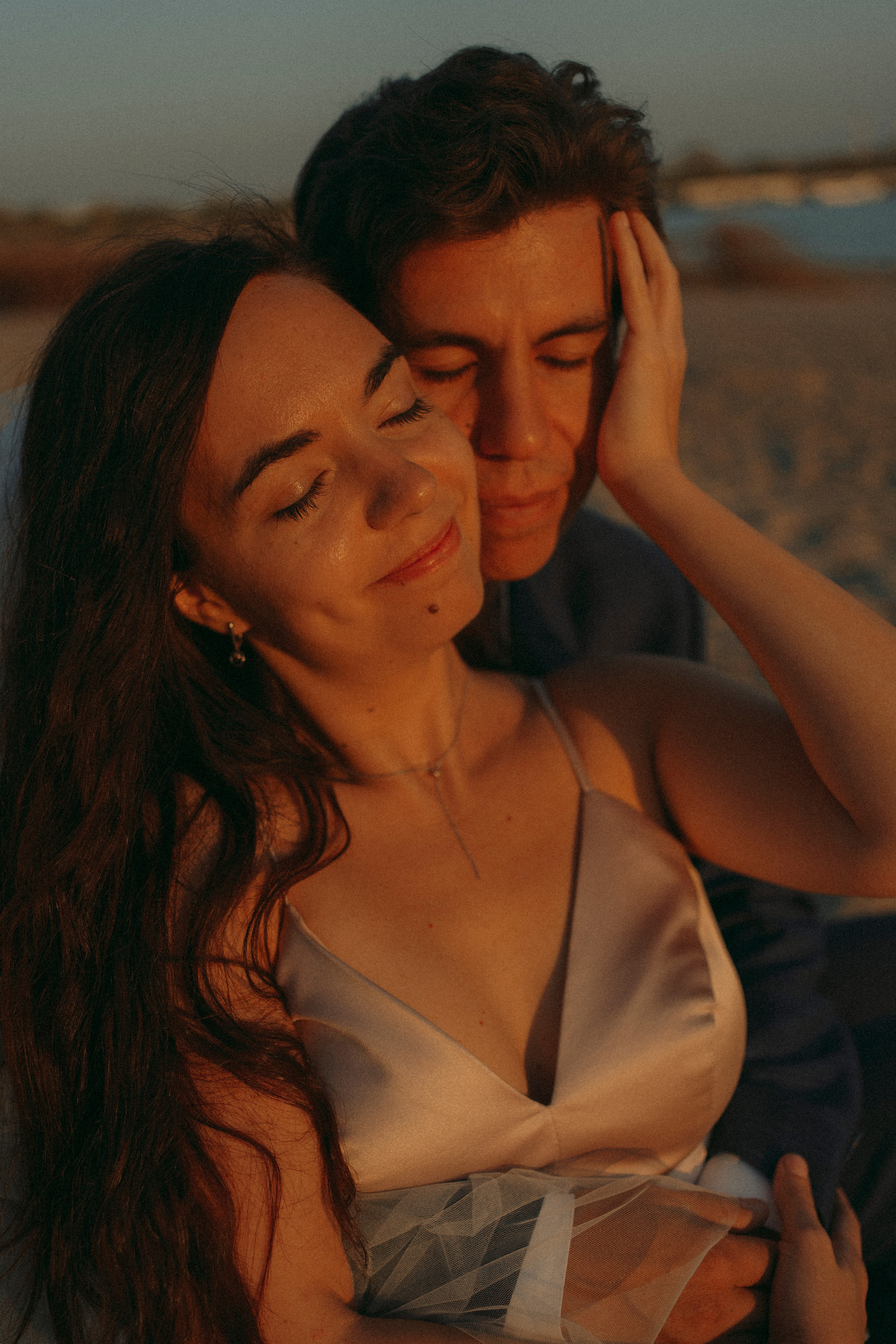 Love Story в свадебных нарядах на берегу реки. Портретный фотограф в Казани, Красной Поляне и Сочи Анна Кузнецова