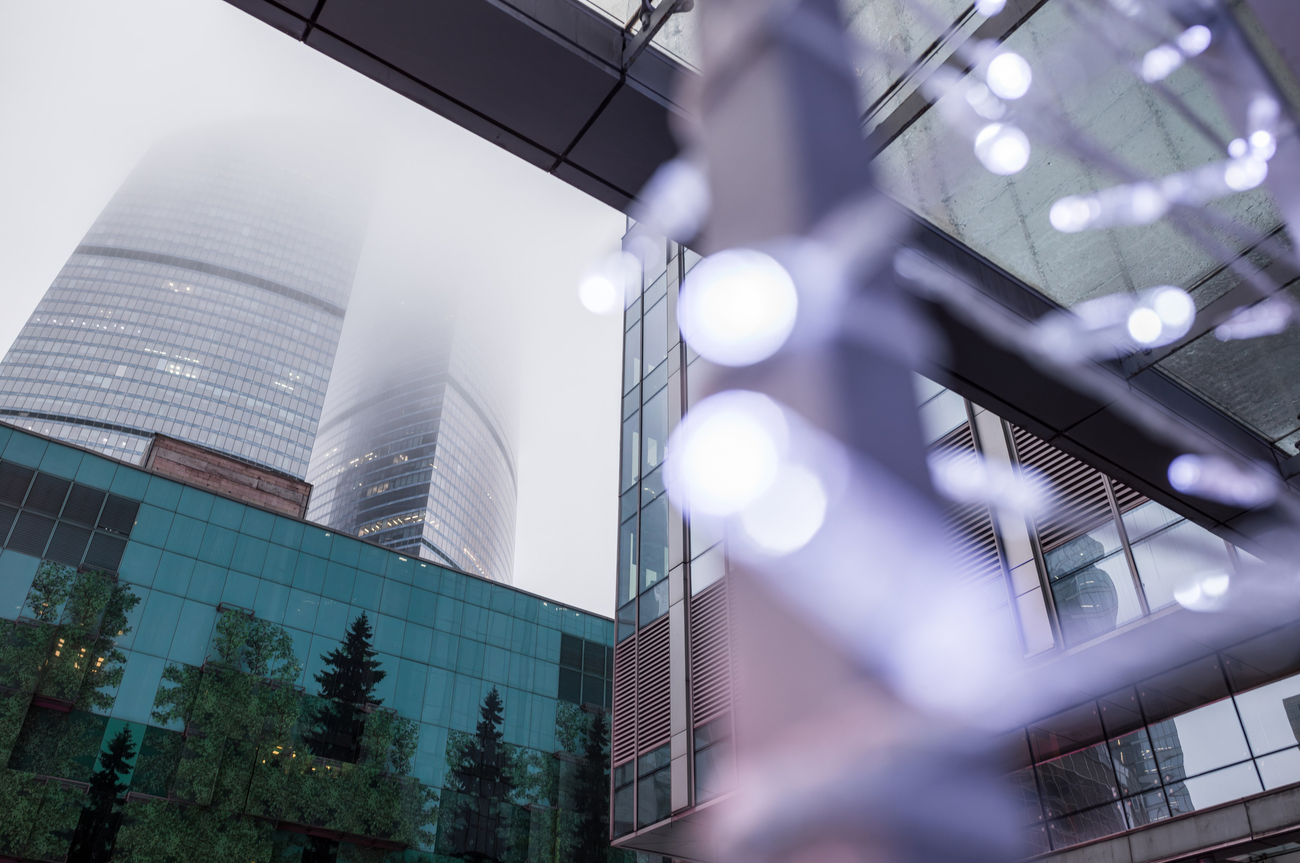 Небоскребы в Москва-Сити в тумане