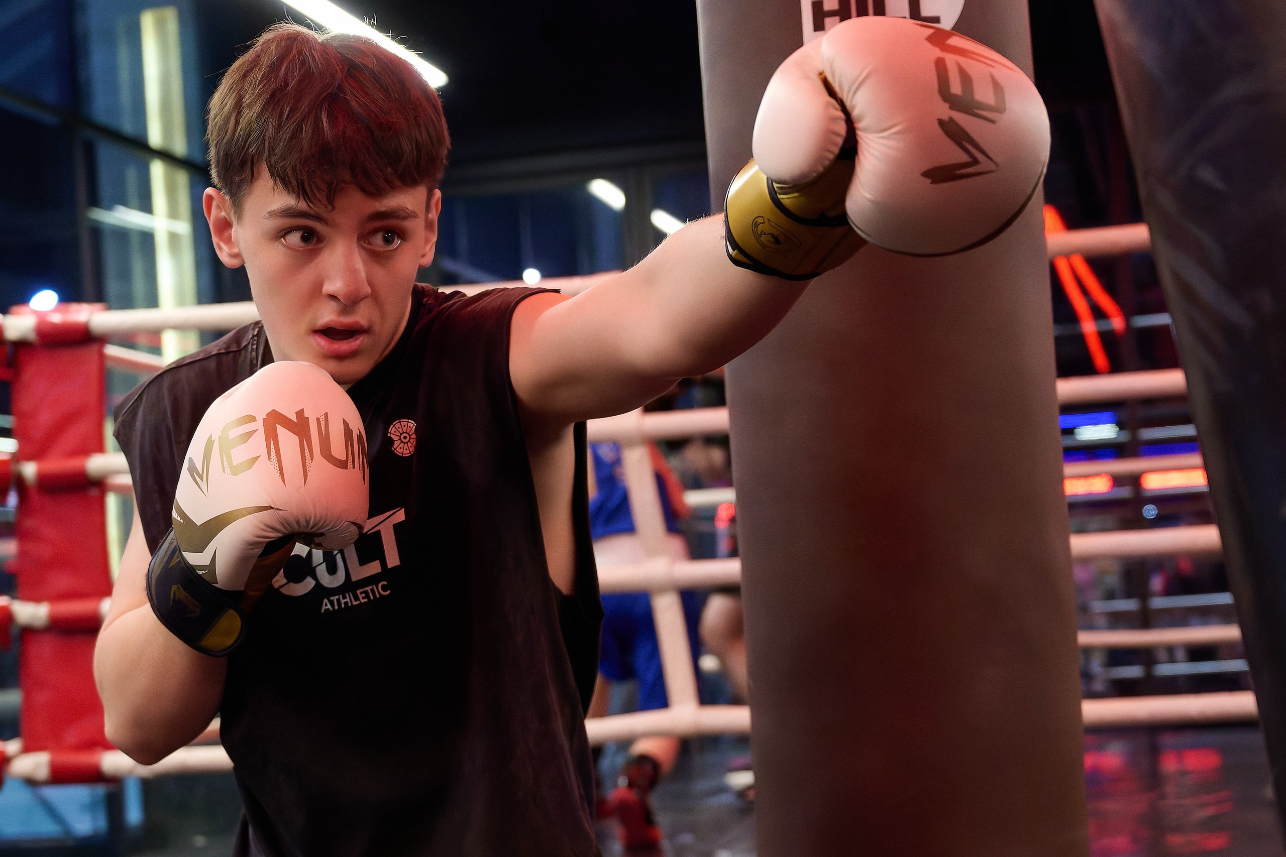 Vášeň v akcii – Fotografia športu, práce a kreatívnych procesov. Som Nikolay Samara, fotograf v Bratislave. Zameriavam sa na portréty, lifestyle, eventy a work and sport fotografiu s osobným pr