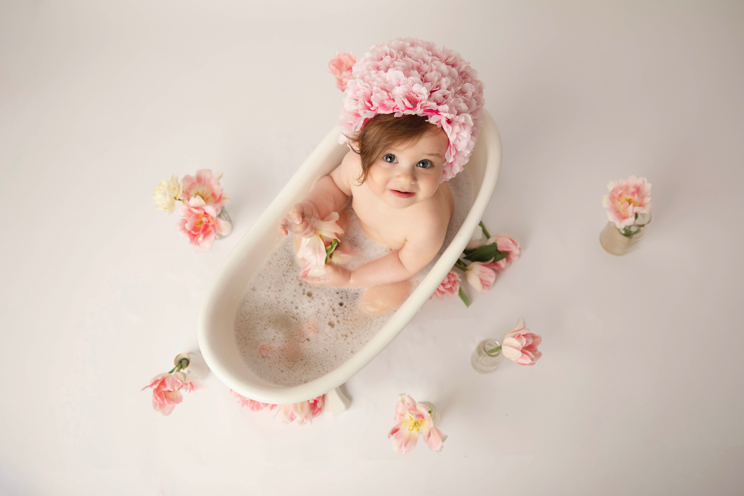 «Детская фотосъемка в ванночке -малышки в  в цветочных шапочках в ванночке».